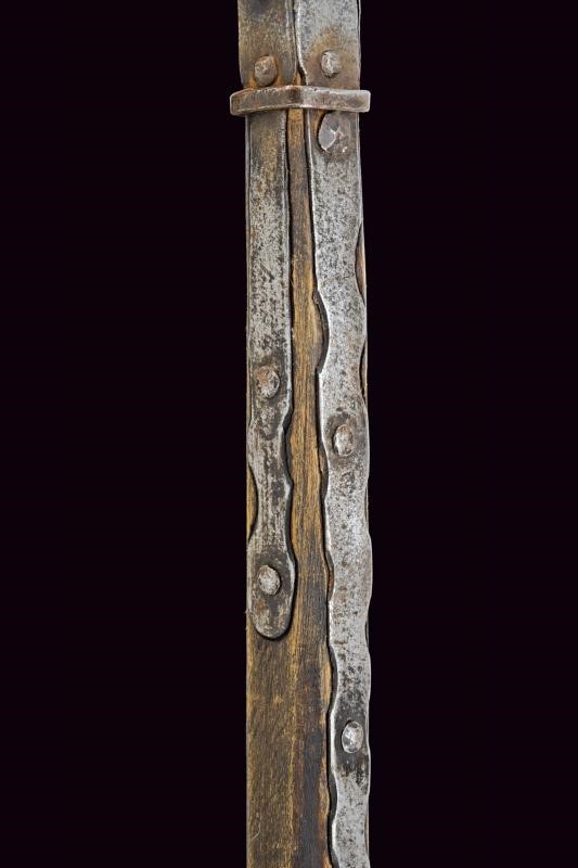 Alabarda tedesca con cuspide e decorazioni, altezza 234 cm