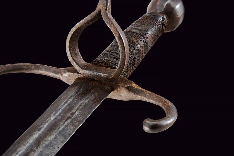 Spada da fante, lama dritta a due fili con sezione esagonale