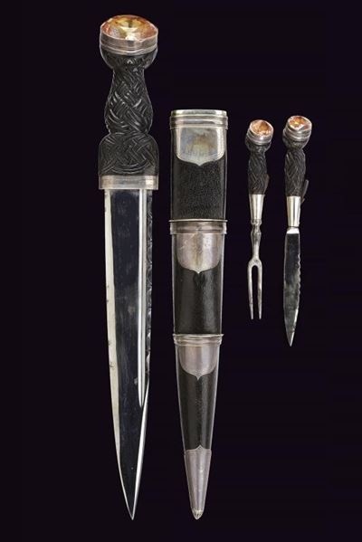 Dirk scozzese con impugnatura in legno intagliato e fornimenti in argento