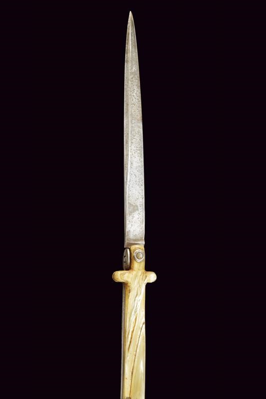Coltello a serramanico, lama dritta con impugnatura in corno bovino