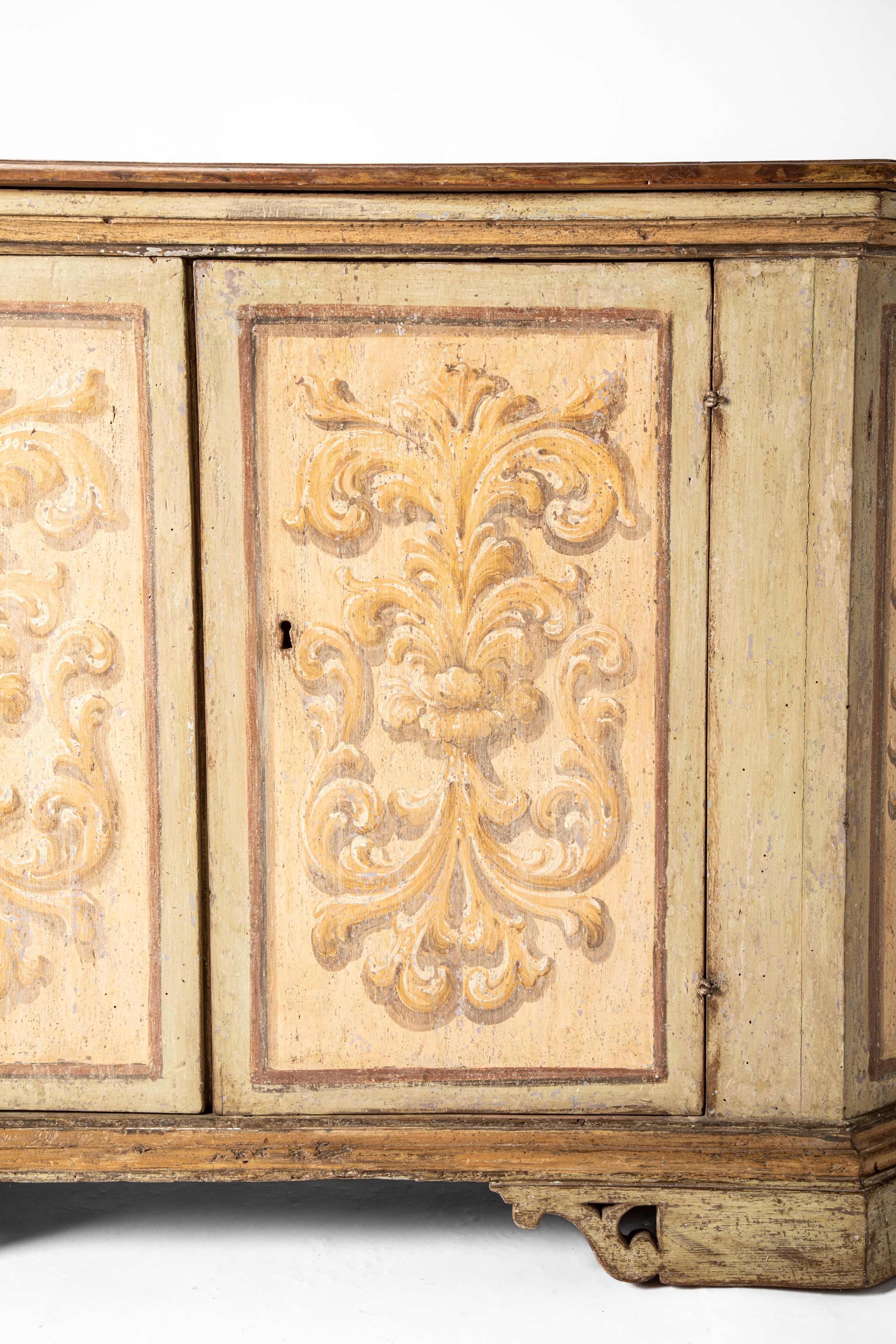 Credenza scantonata e laccata a due ante. Marche, secolo XVIII