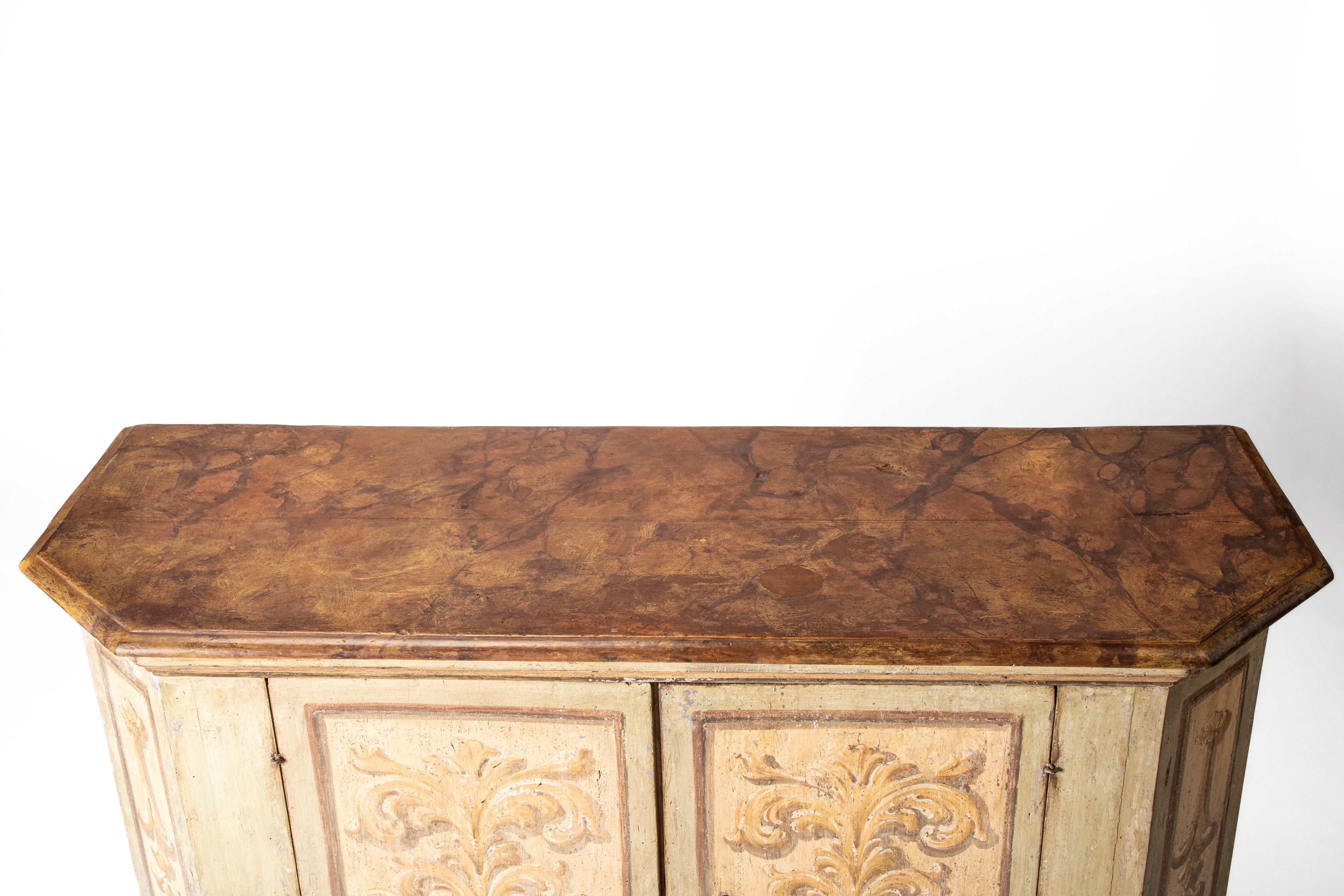 Credenza scantonata e laccata a due ante. Marche, secolo XVIII