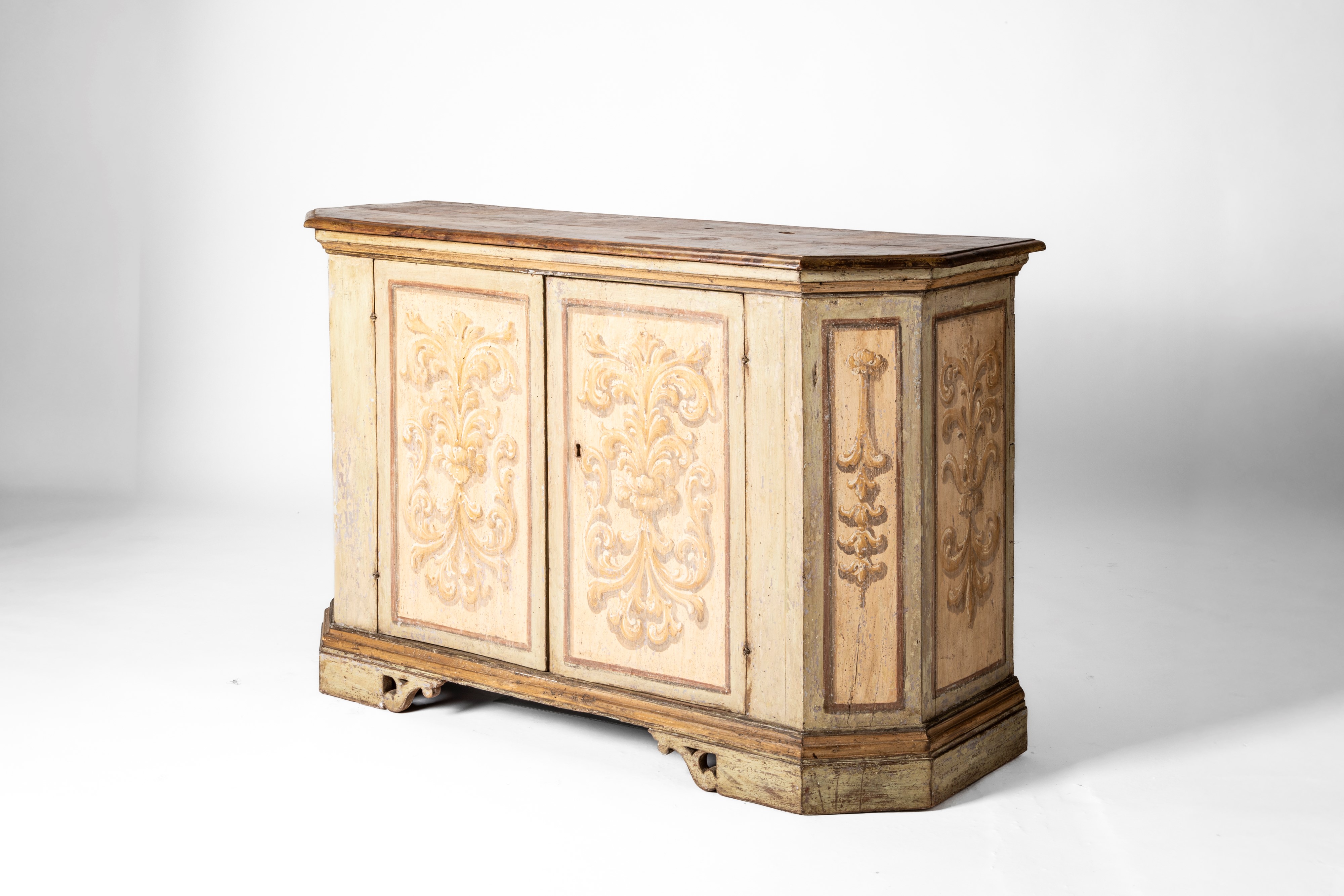 Credenza scantonata e laccata a due ante. Marche, secolo XVIII