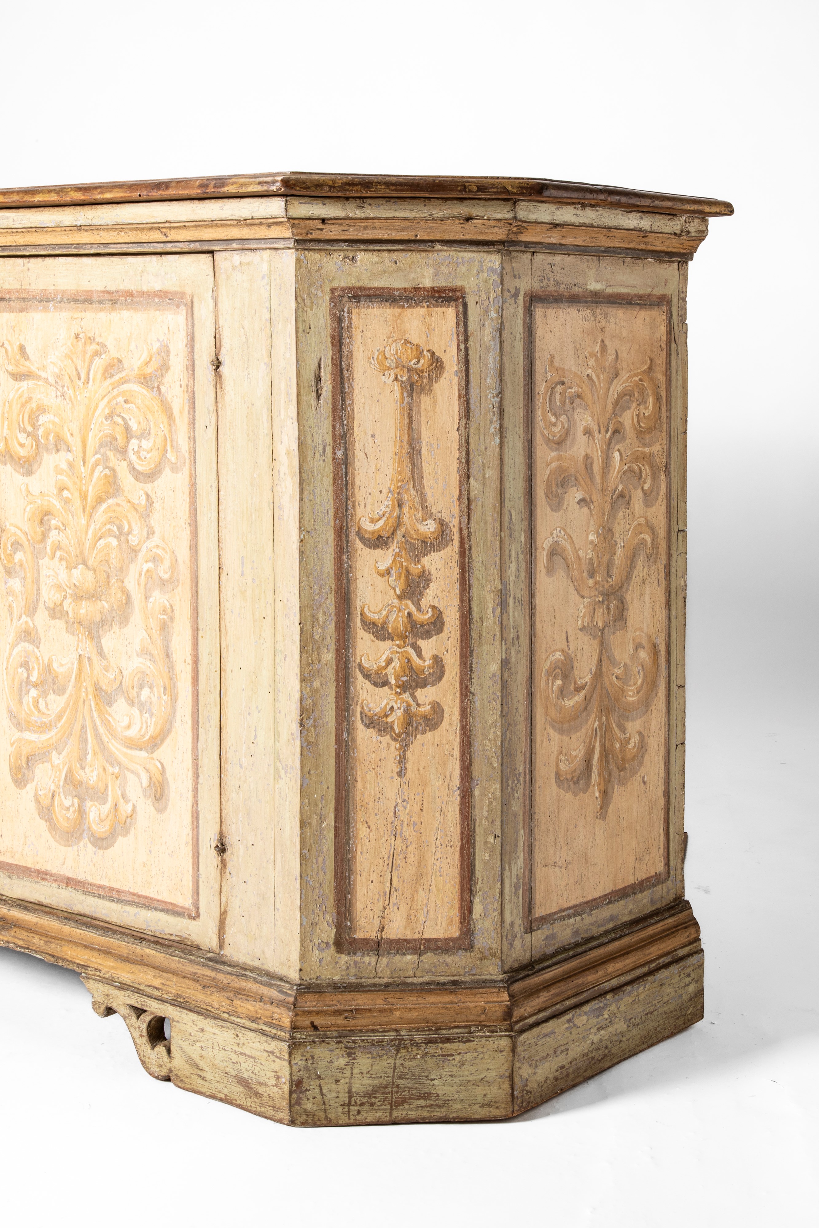 Credenza scantonata e laccata a due ante. Marche, secolo XVIII