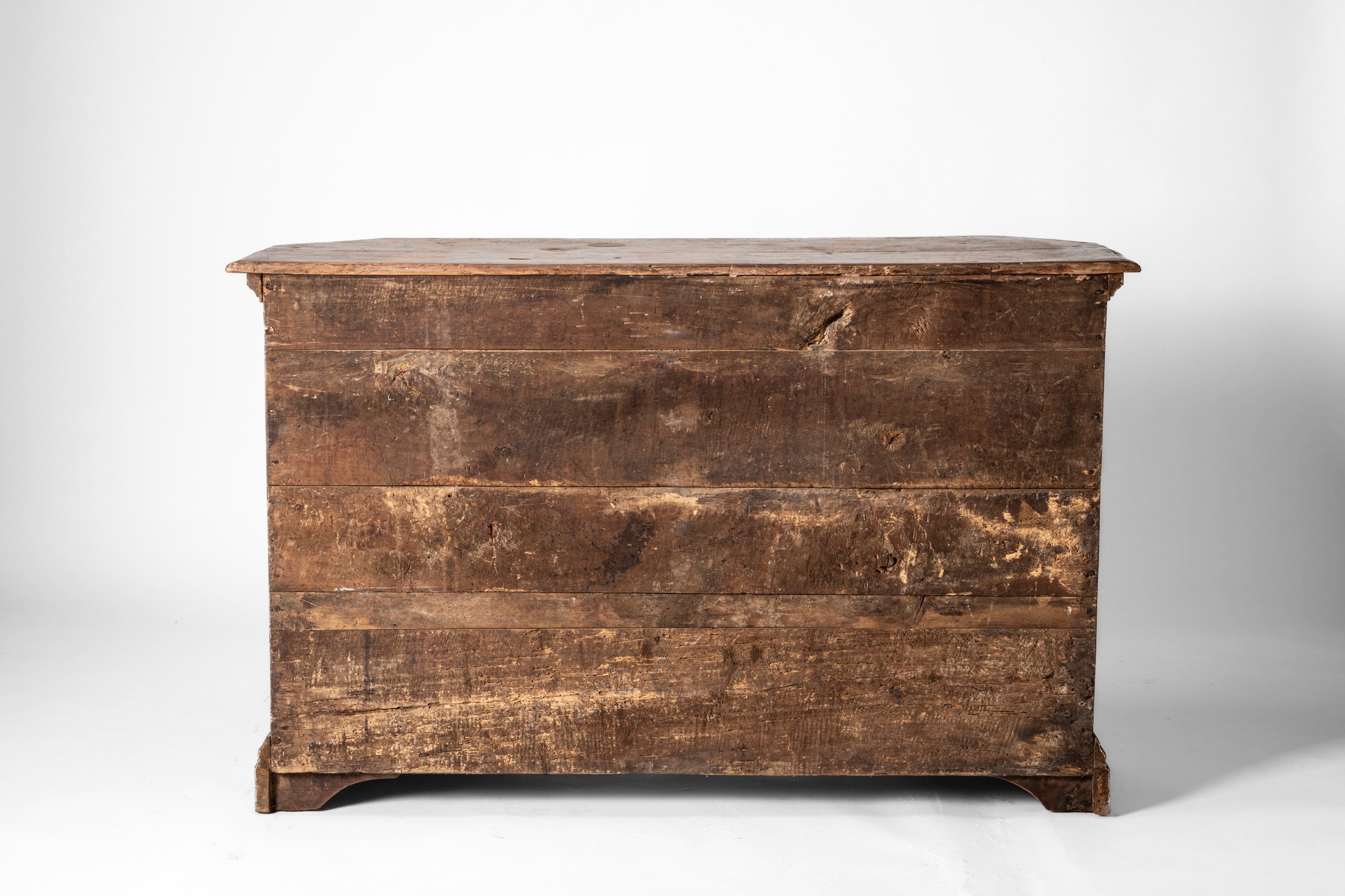 Credenza scantonata e laccata a due ante. Marche, secolo XVIII