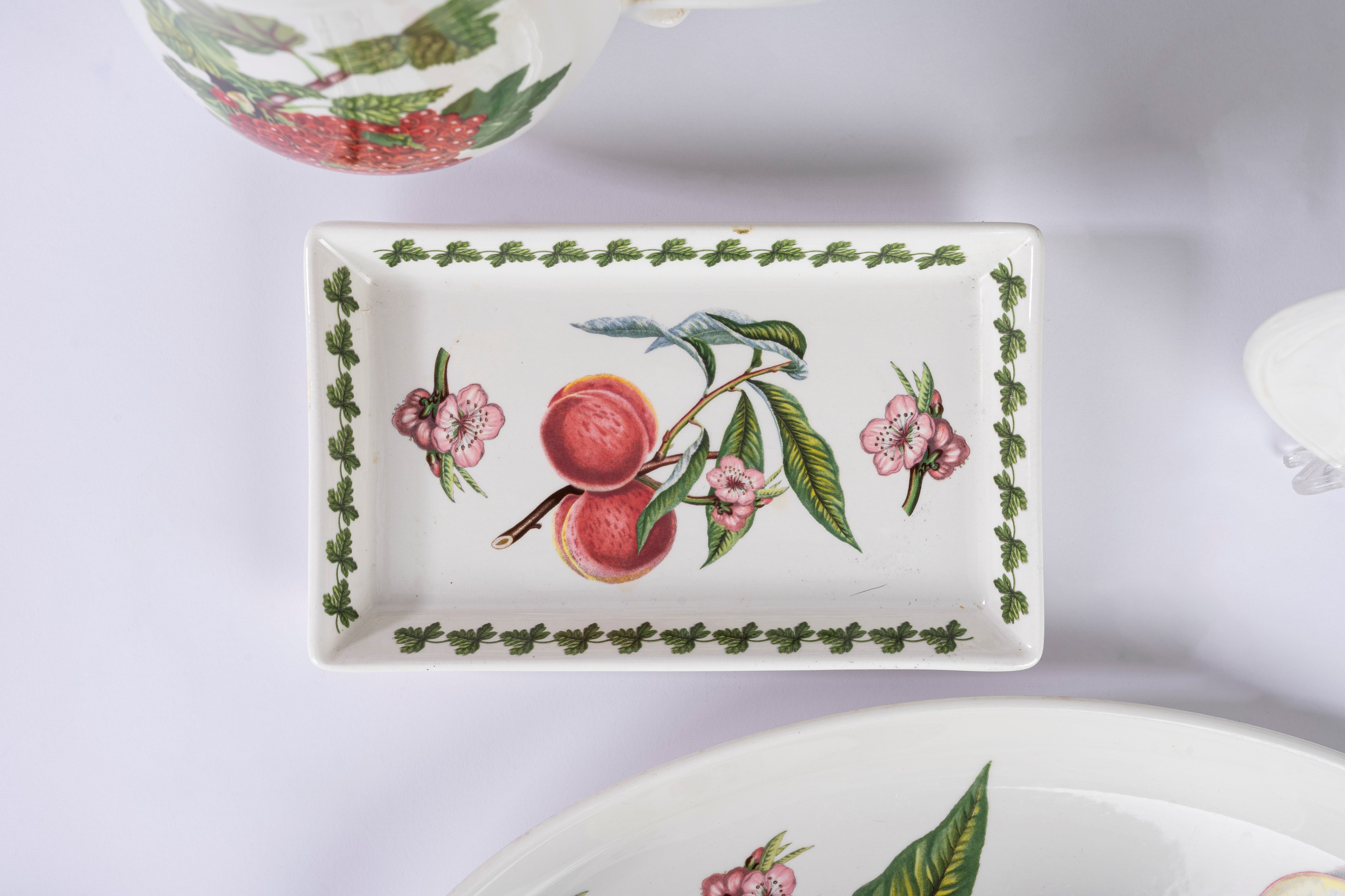 Portmeirion, Servizio in porcellana collezione Pomona, 73 pezzi, Inghilterra, secolo XX