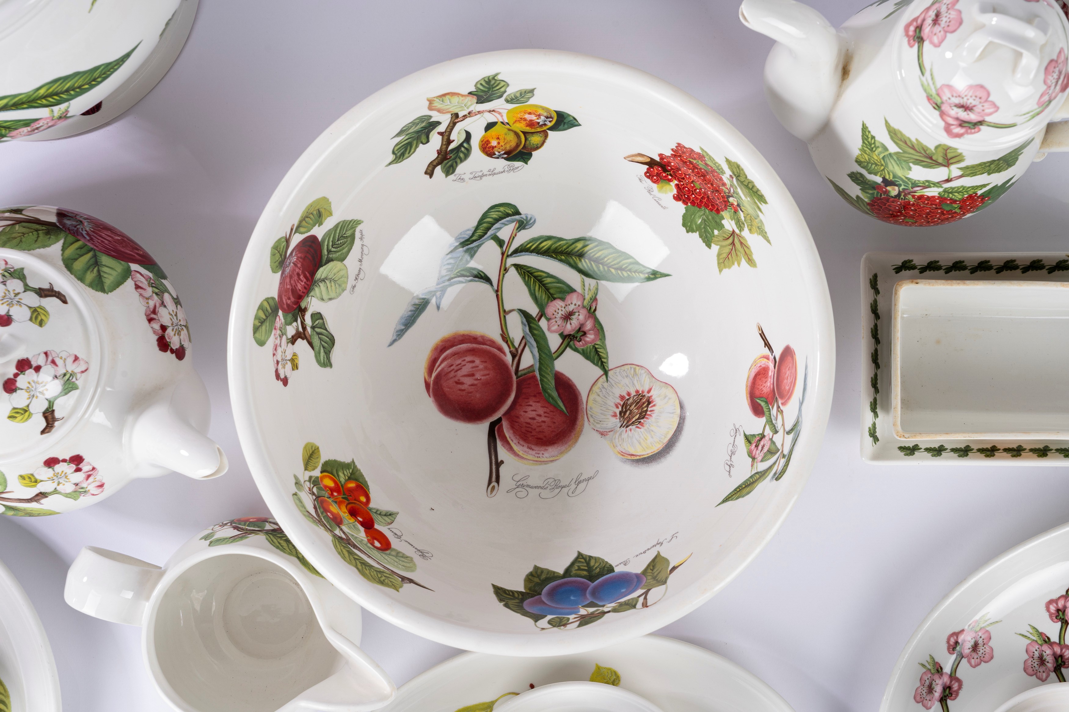 Portmeirion, Servizio in porcellana collezione Pomona, 73 pezzi, Inghilterra, secolo XX