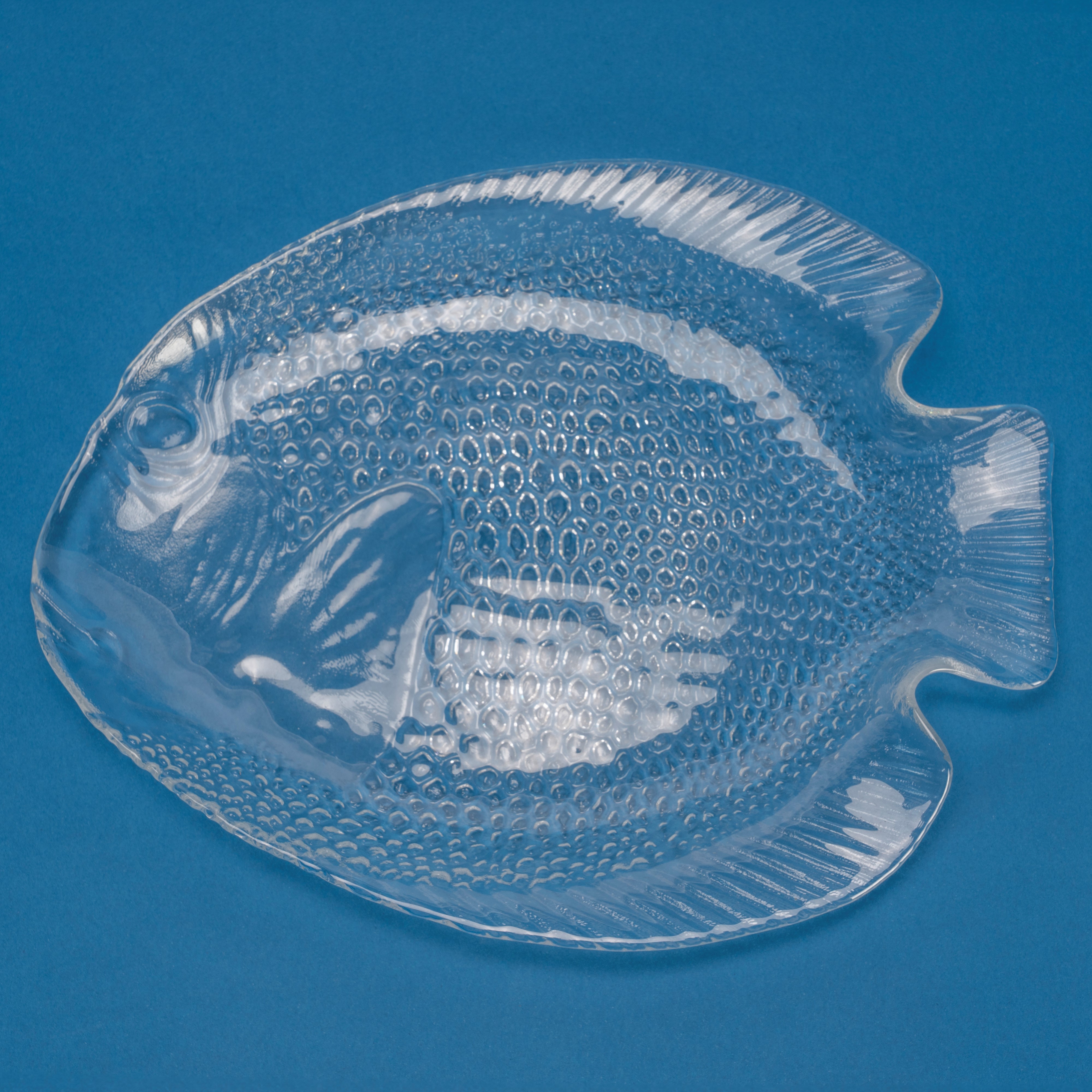 Set di otto piattini in vetro trasparente a forma di pesce, decoro squamato a rilievo