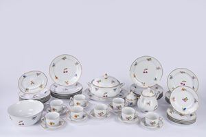 Servizio in porcellana con decoro a frutti, Danubio, Ungheria