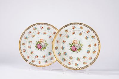 Limoges (Francia), Coppia di piatti in porcellana decorati a motivi floreali con bordo in oro