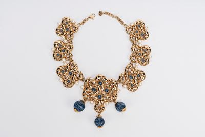 Collana girocollo in metallo dorato con perle e paste vitree blu (anni '80)