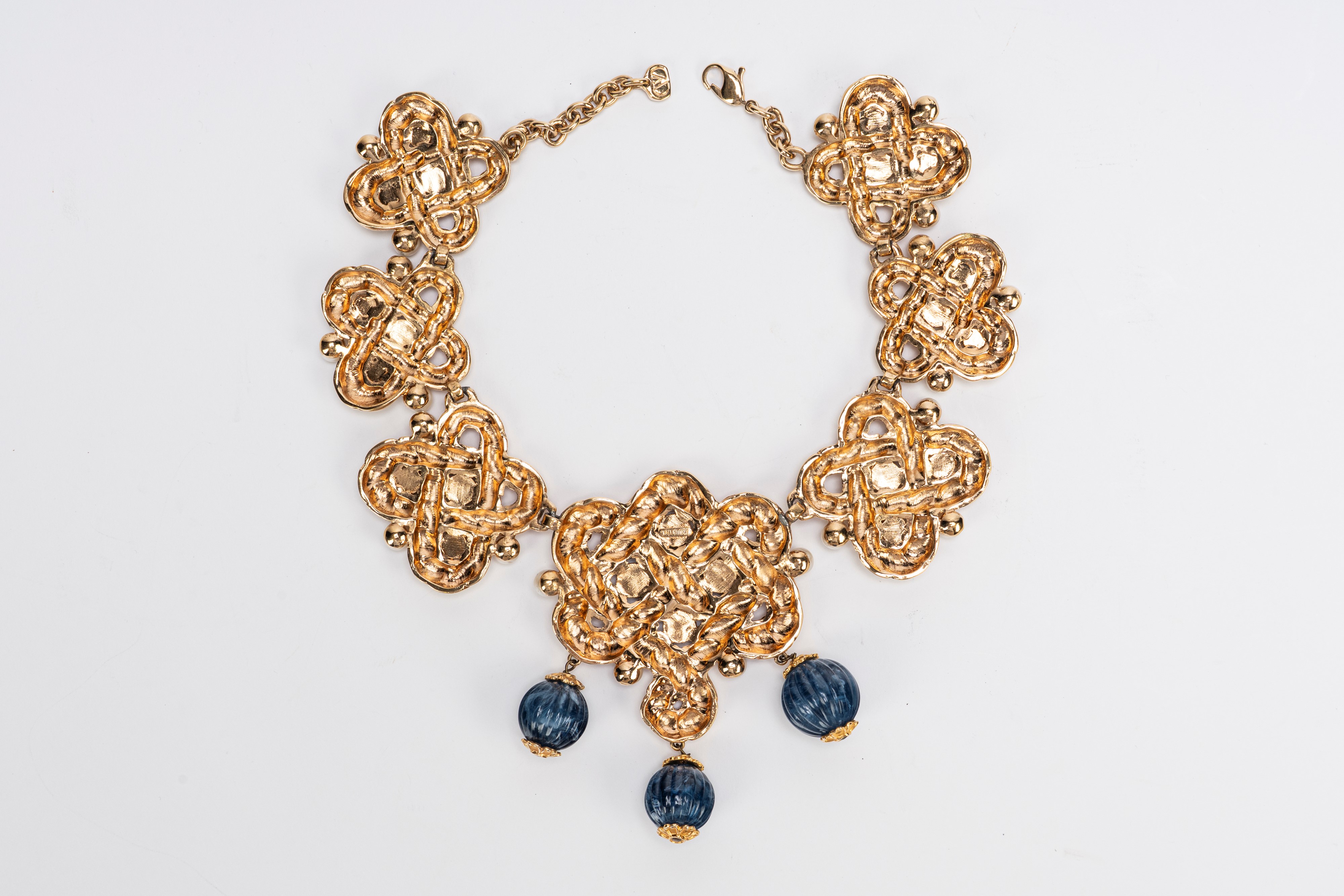 Valentino Garavani - Collana girocollo in metallo dorato con perle e paste vitree blu (anni '80)