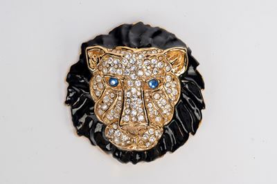 Spilla a testa di leone, metallo dorato, smalto nero e strass