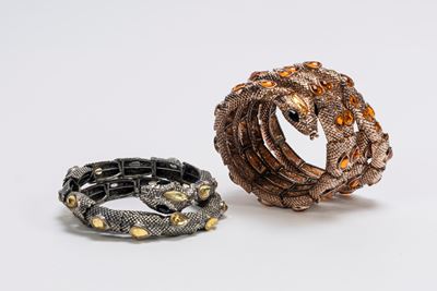 Lotto di due bracciali a forma di serpente in metallo dorato con strass colorati