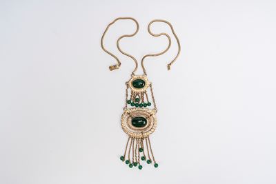 Collana in metallo dorato martellato con resina verde e catene pendenti (anni ’70)