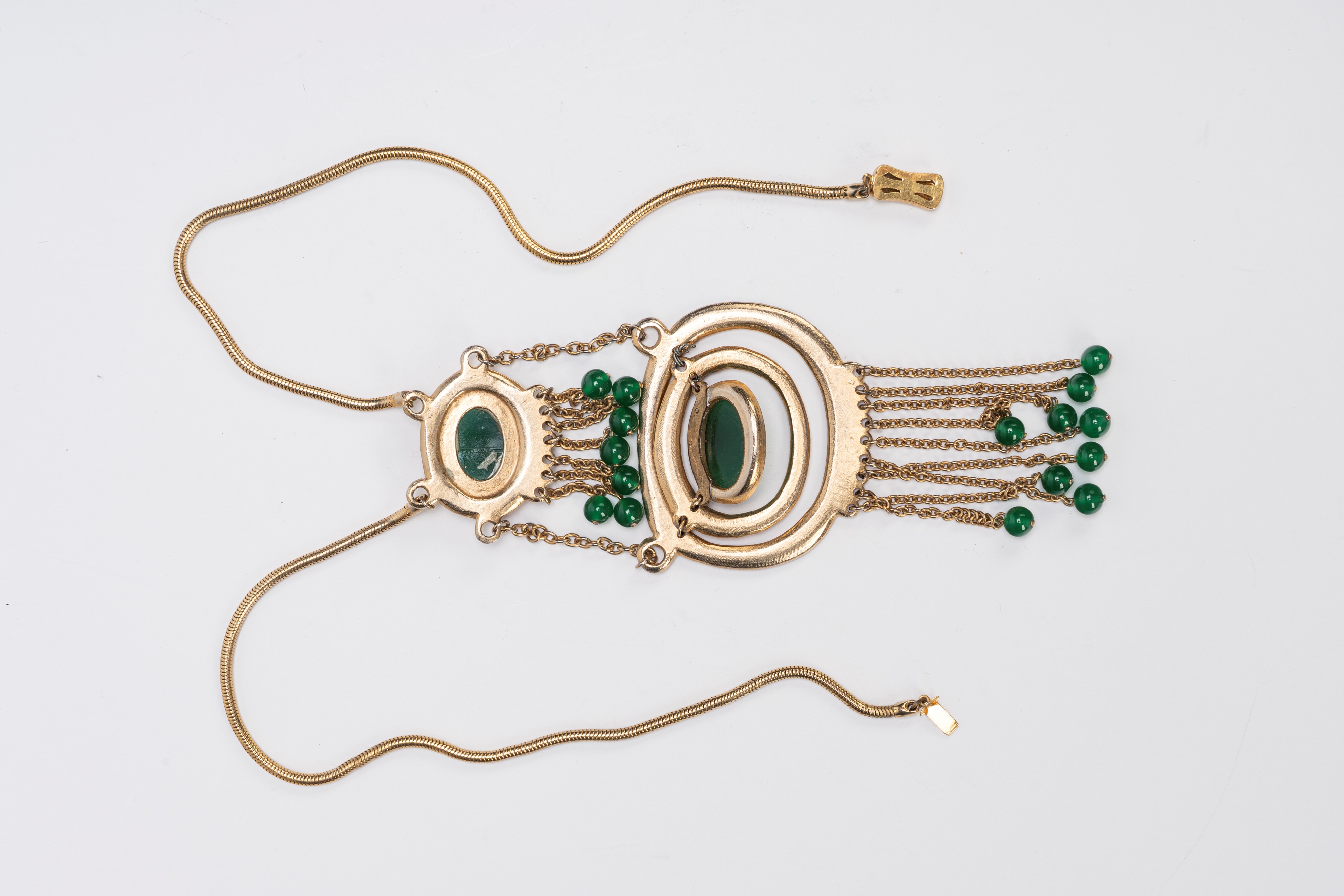 Pierre Cardin - Collana in metallo dorato martellato con resina verde e catene pendenti (anni ’70...
