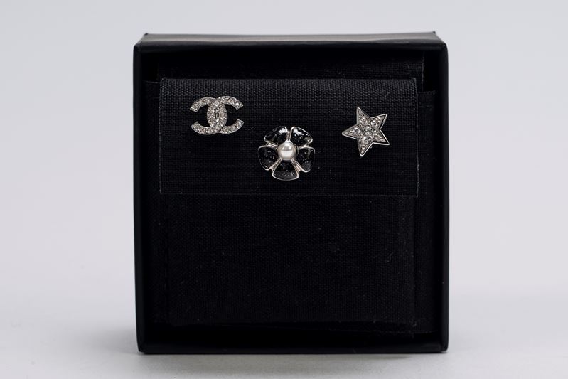 Lotto di tre orecchini