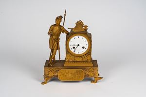 Pendola d&rsquo;appoggio in bronzo dorato a soggetto cavalleresco. Francia, primo quarto del XIX secolo