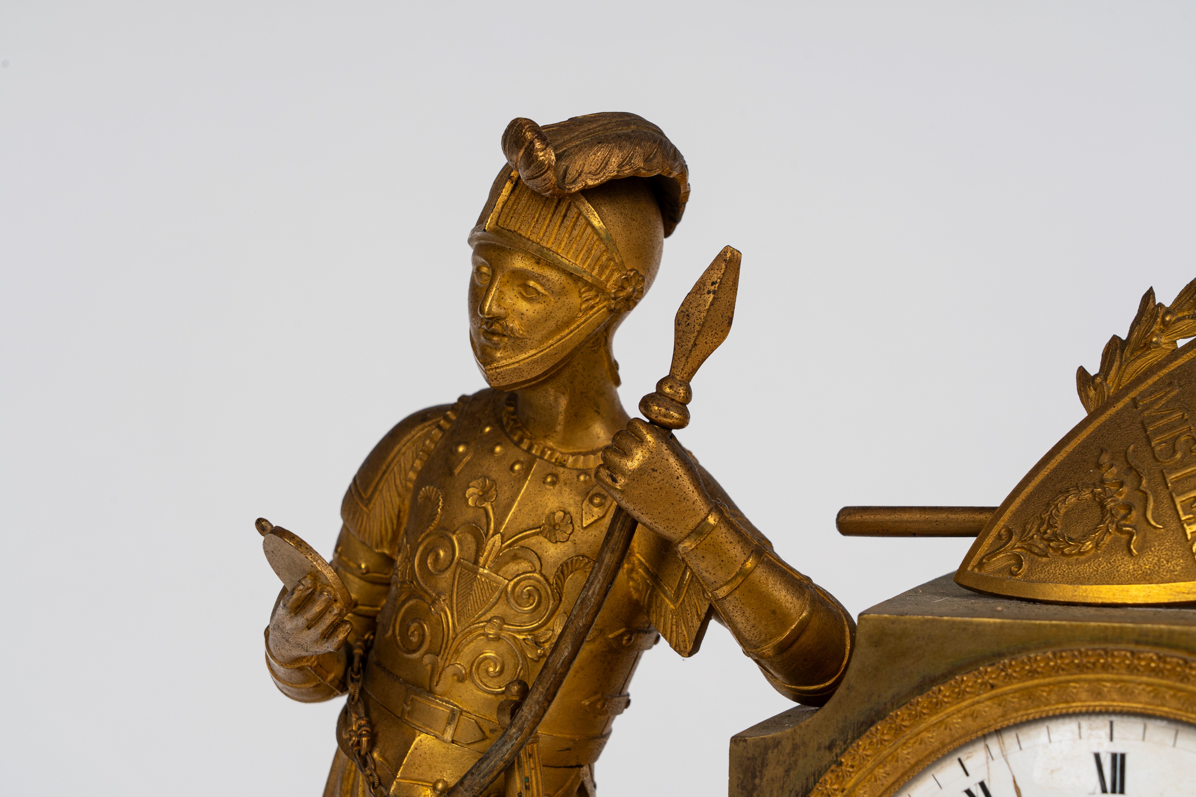 Pendola d’appoggio in bronzo dorato a soggetto cavalleresco. Francia, primo quarto del XIX secolo
