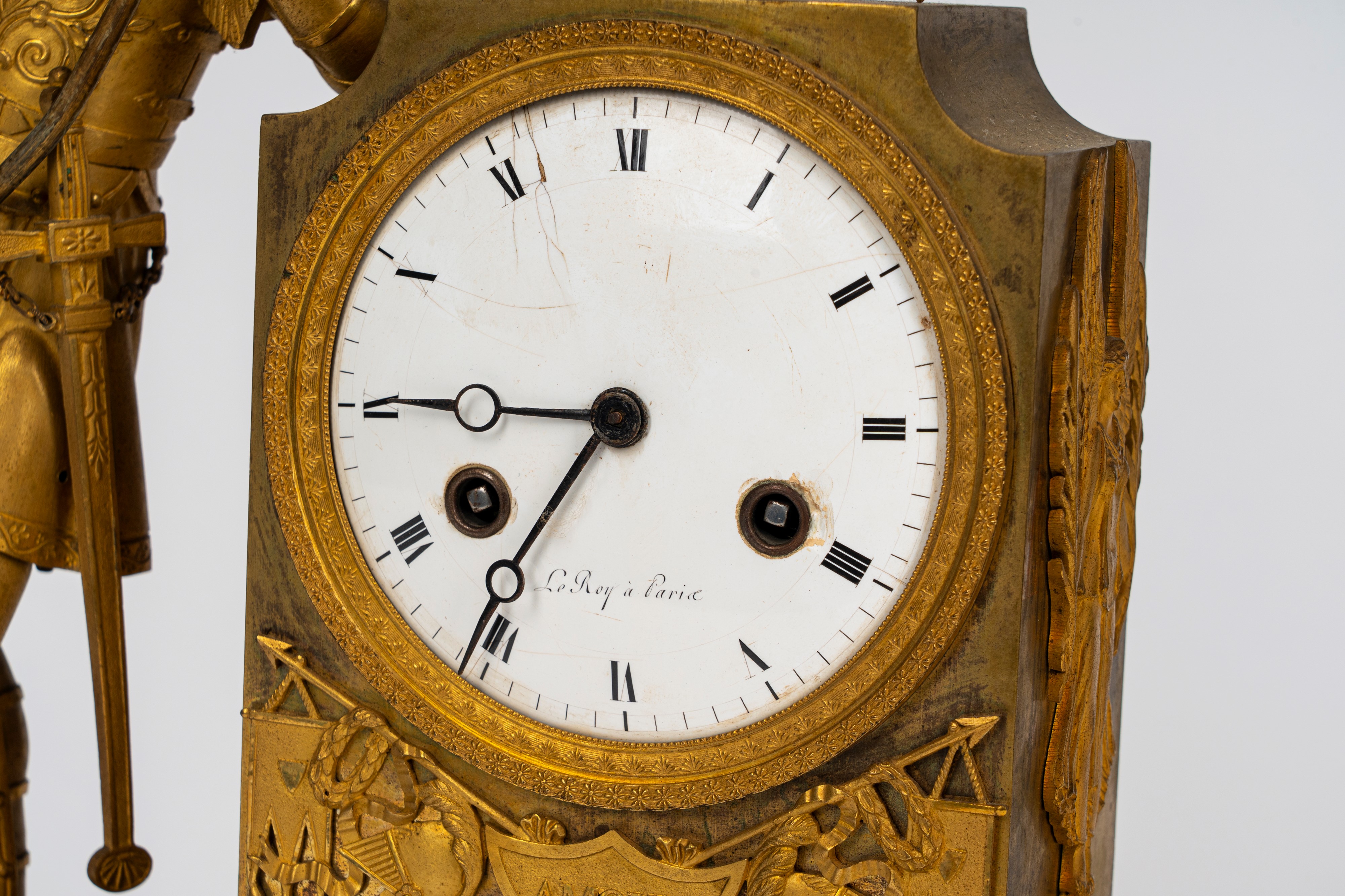 Pendola d’appoggio in bronzo dorato a soggetto cavalleresco. Francia, primo quarto del XIX secolo