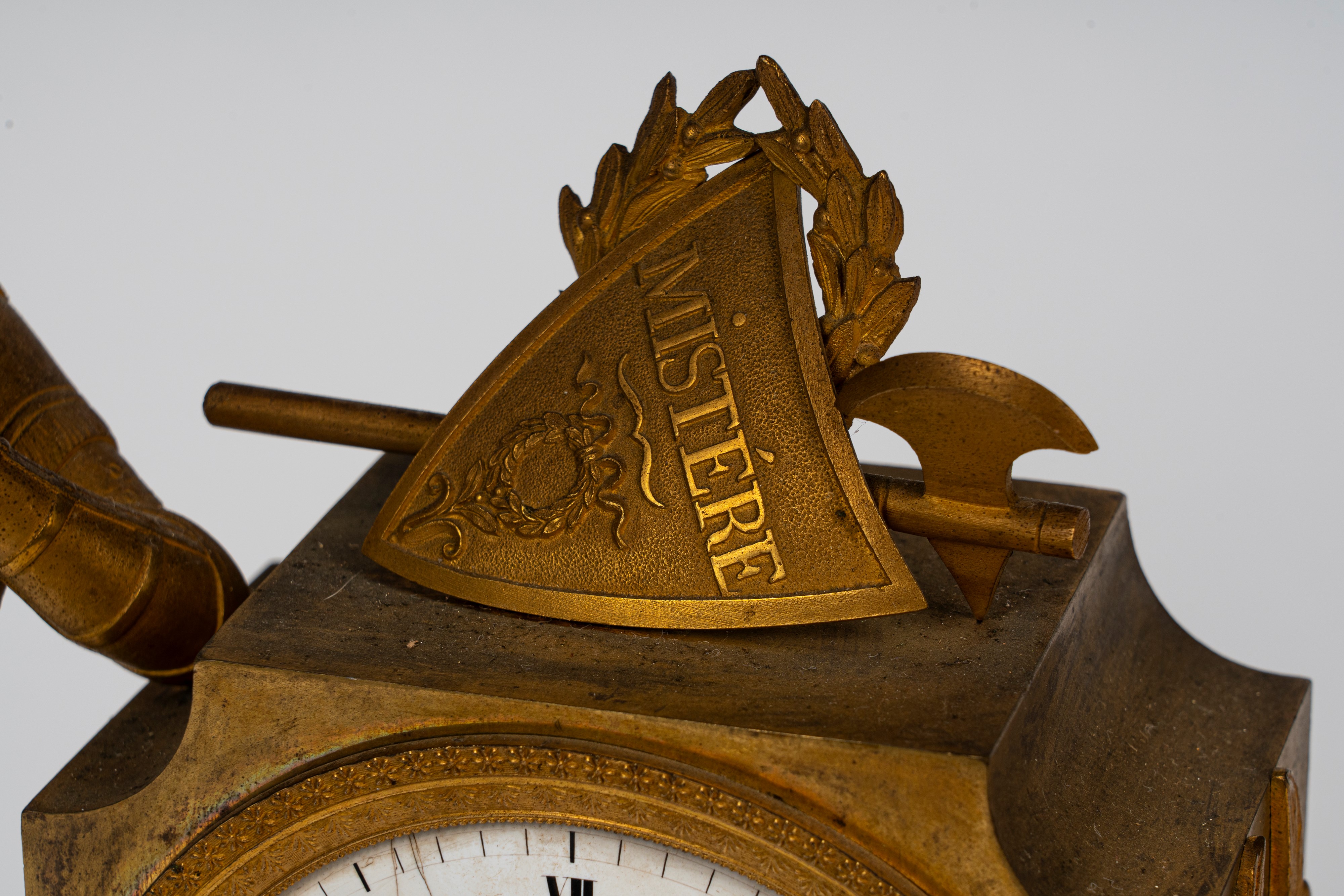 Pendola d’appoggio in bronzo dorato a soggetto cavalleresco. Francia, primo quarto del XIX secolo