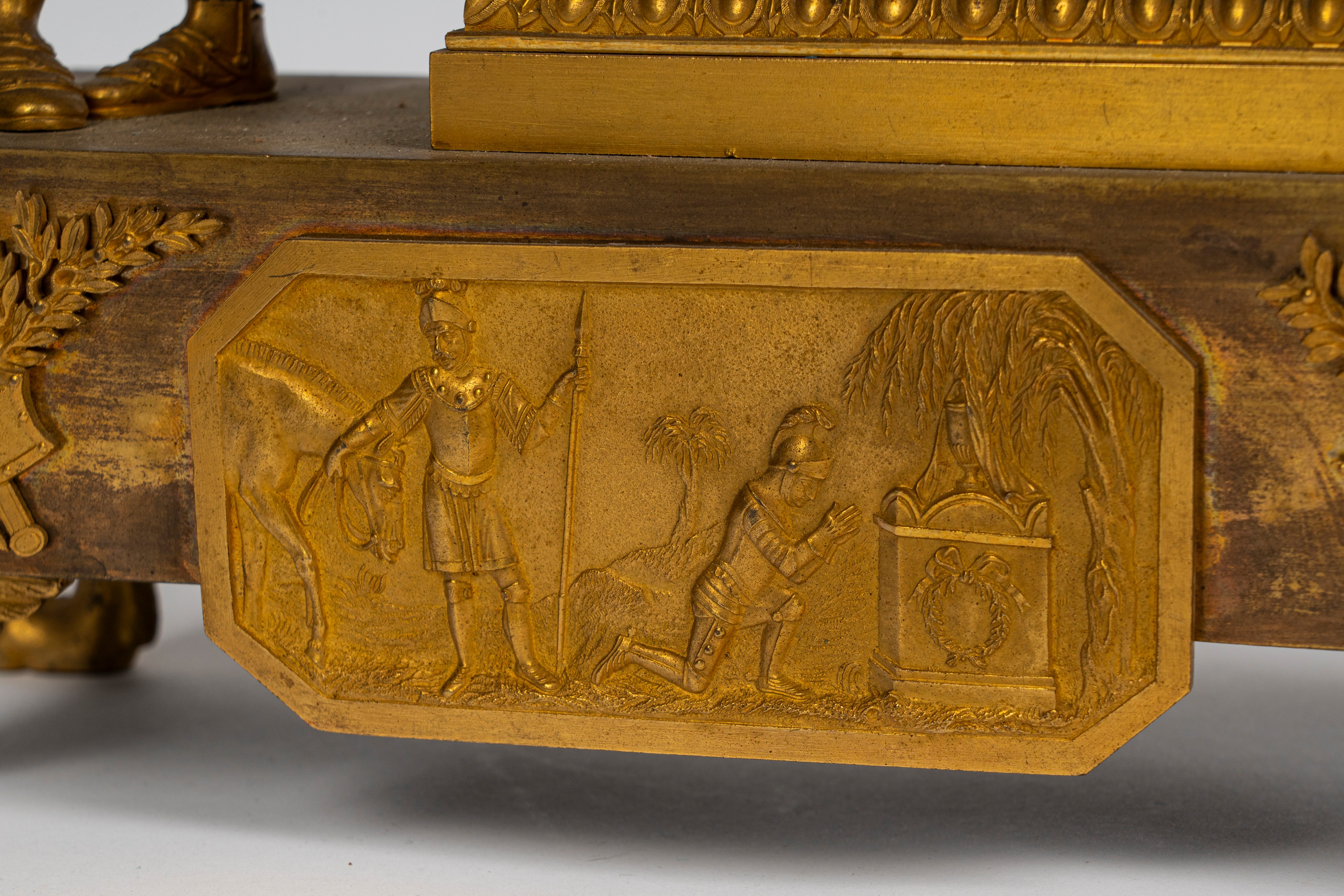 Pendola d’appoggio in bronzo dorato a soggetto cavalleresco. Francia, primo quarto del XIX secolo