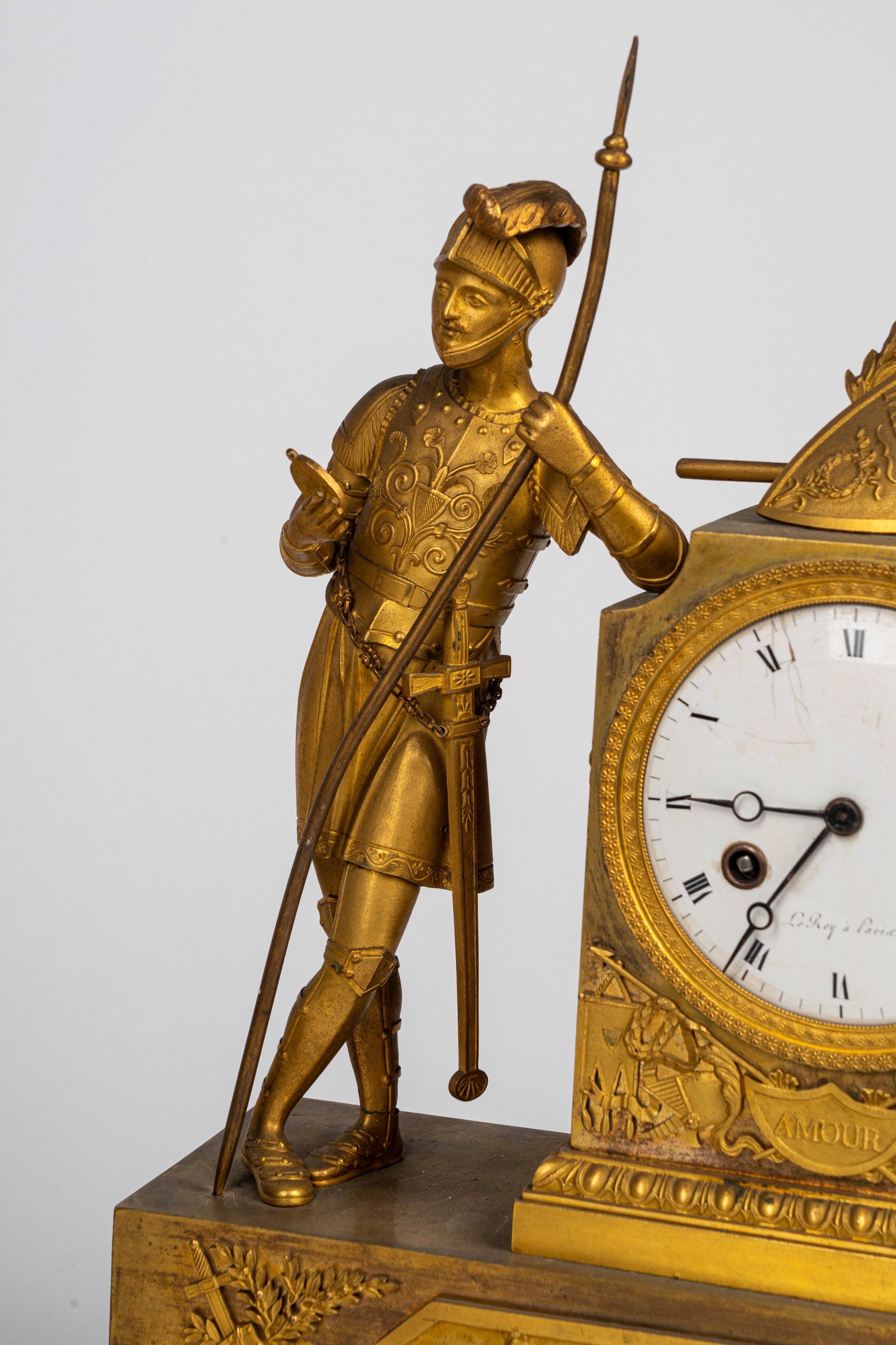 Pendola d’appoggio in bronzo dorato a soggetto cavalleresco. Francia, primo quarto del XIX secolo