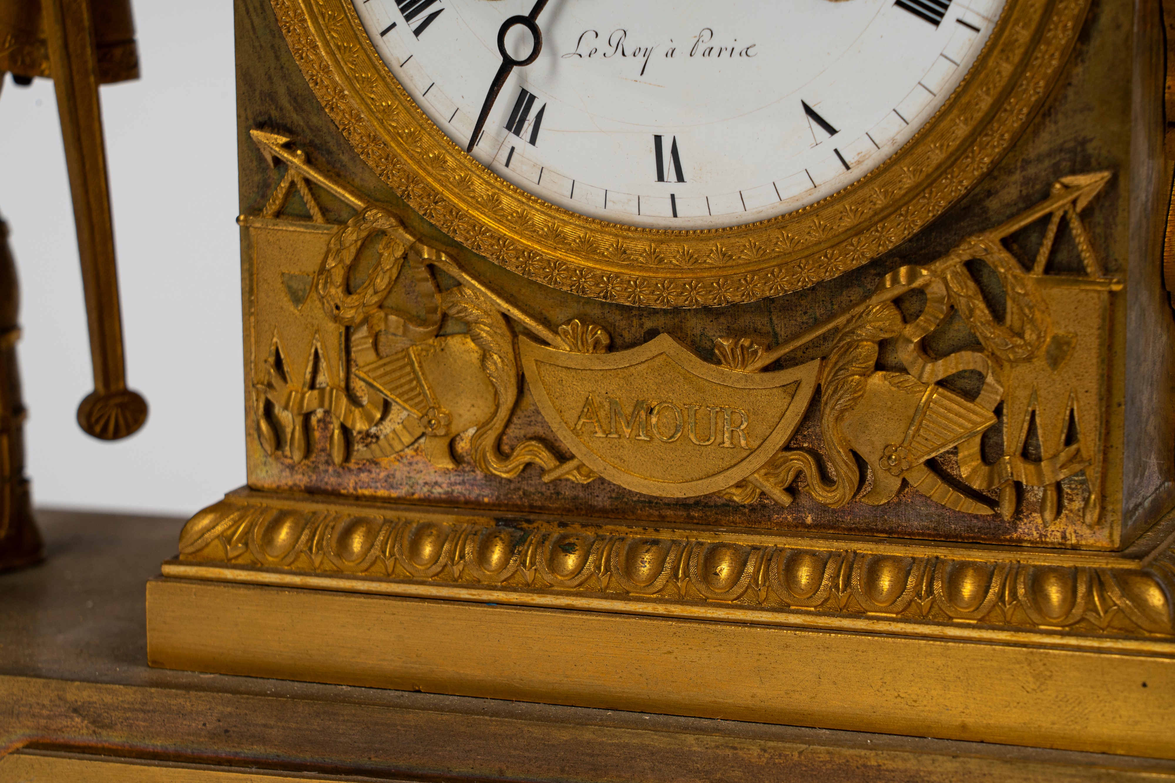 Pendola d’appoggio in bronzo dorato a soggetto cavalleresco. Francia, primo quarto del XIX secolo