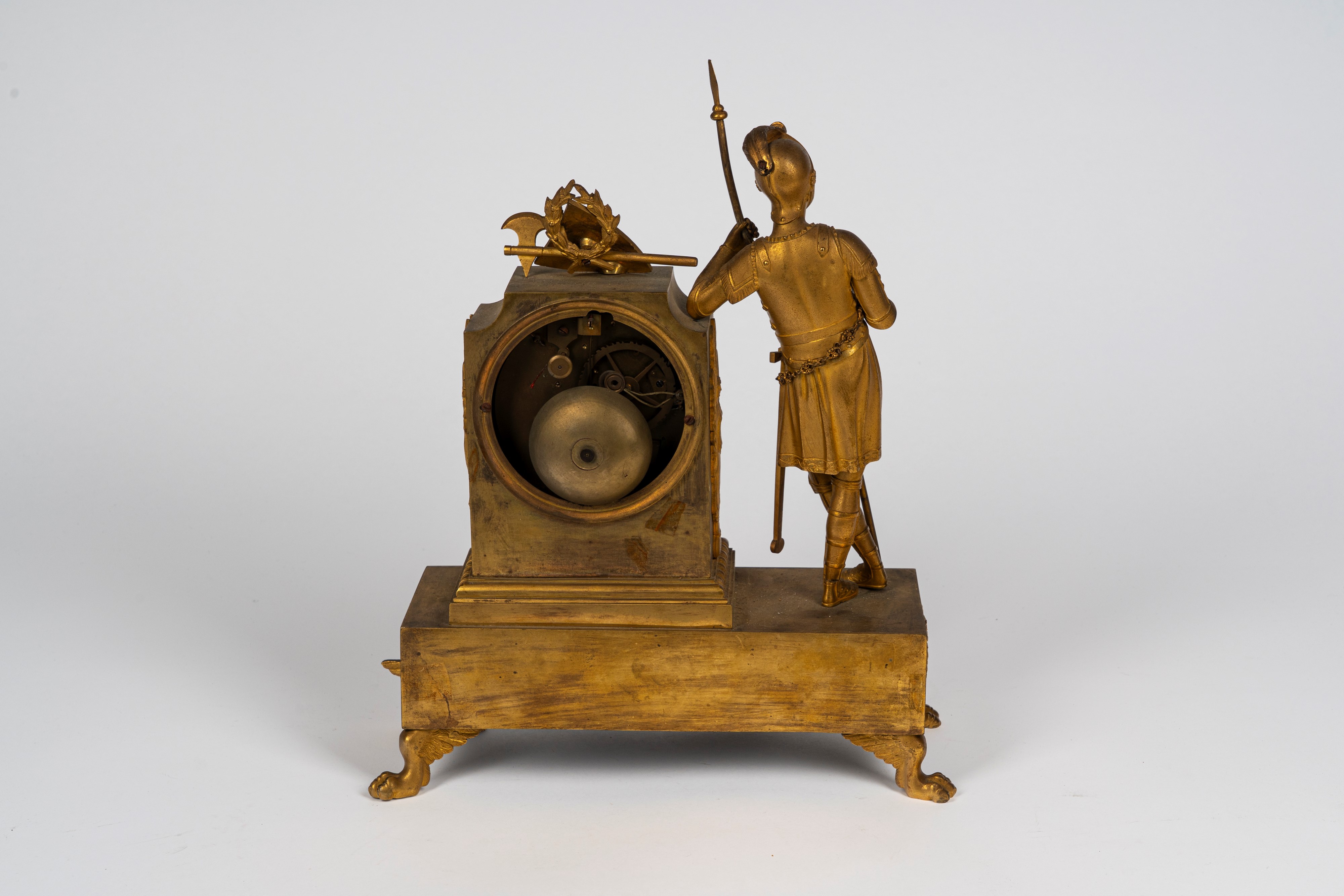 Pendola d’appoggio in bronzo dorato a soggetto cavalleresco. Francia, primo quarto del XIX secolo