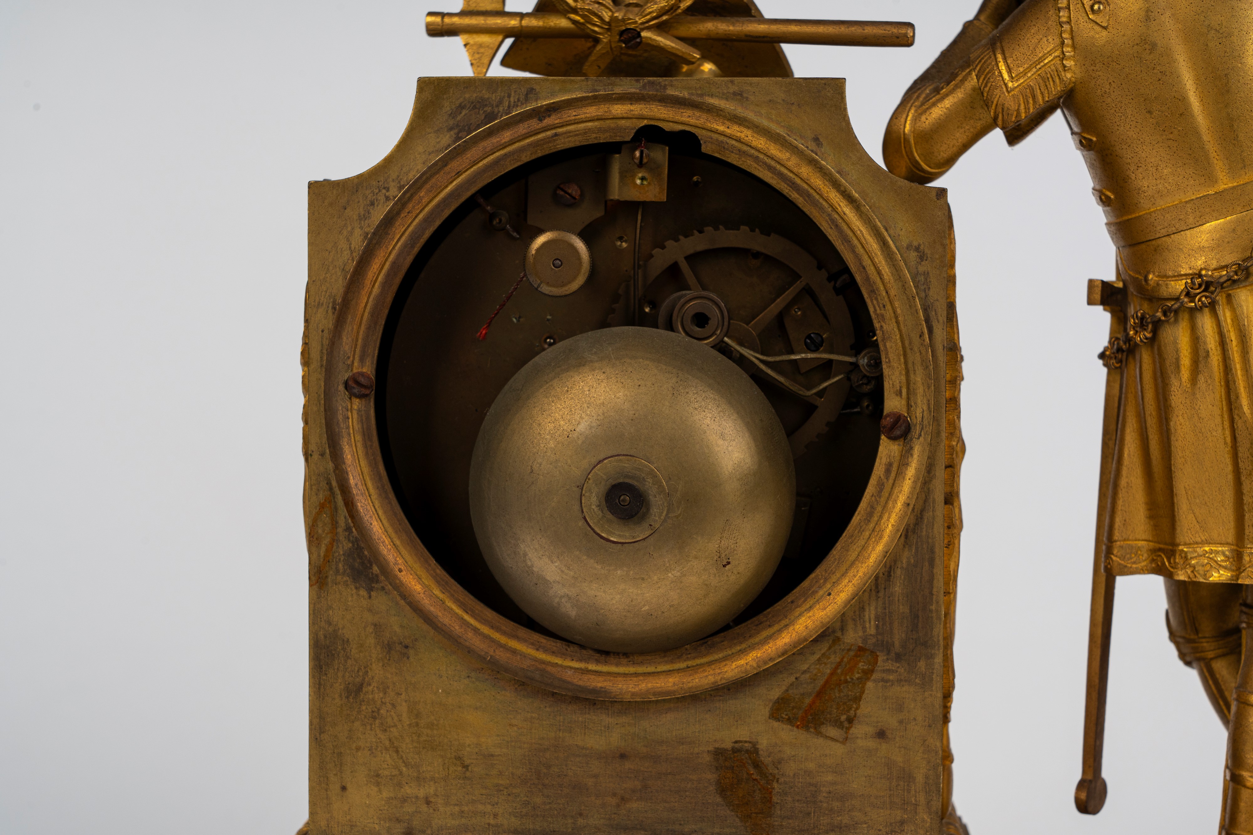 Pendola d’appoggio in bronzo dorato a soggetto cavalleresco. Francia, primo quarto del XIX secolo