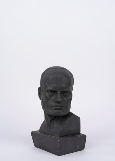 Ritratto a mezzo busto del Duce in aighellite, stile déco