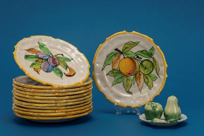 Piattini in ceramica smaltata policroma, decorazione a frutti, bordo mosso (set con saliera e pep...
