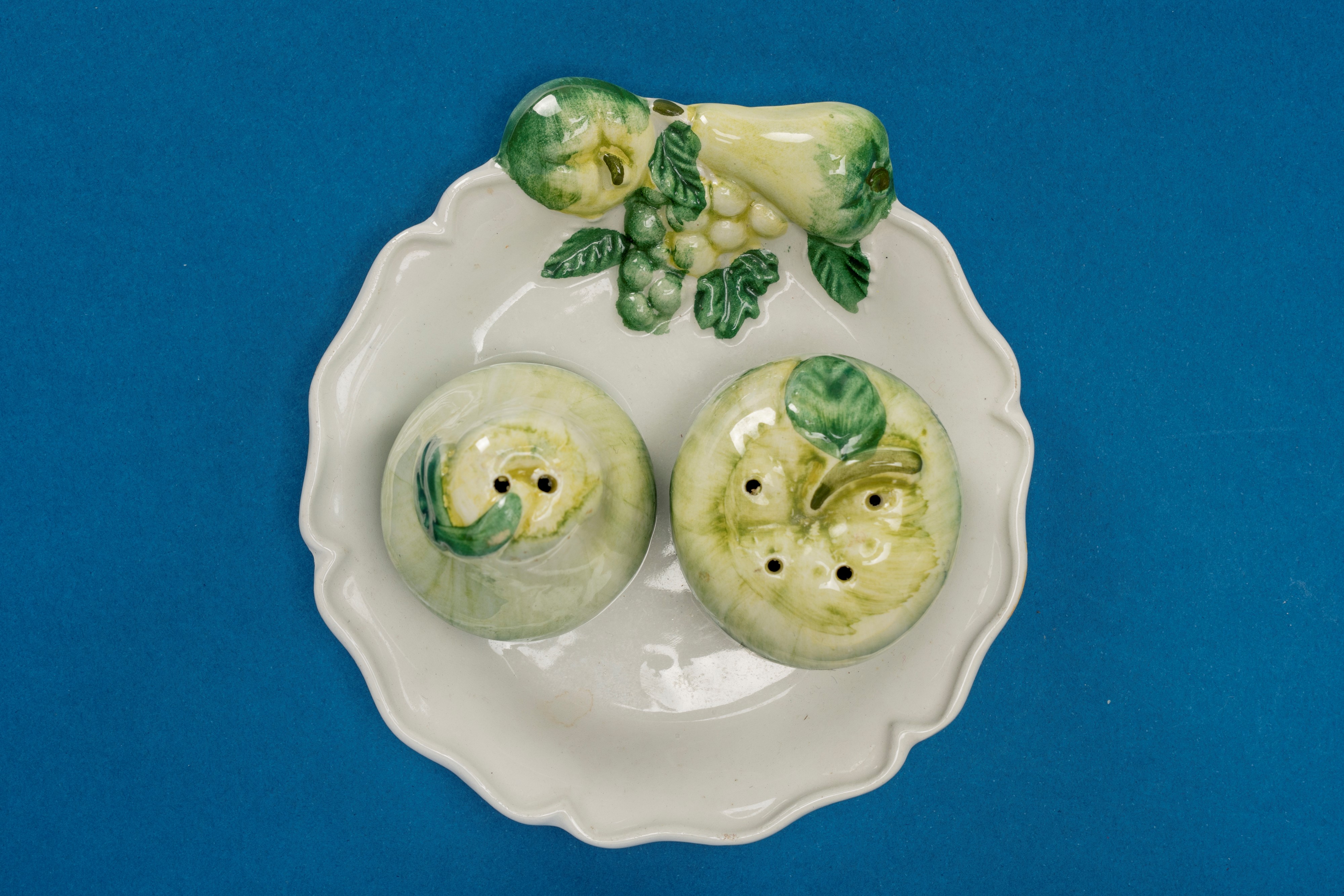 Piattini in ceramica smaltata policroma, decorazione a frutti, bordo mosso (set con saliera e pep...