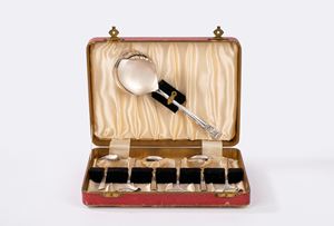 Set di sei cucchiai e uno da portata in silver plate