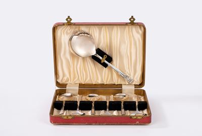 Set di sei cucchiai e un cucchiaio da portata, silver plate, entro scatola originale