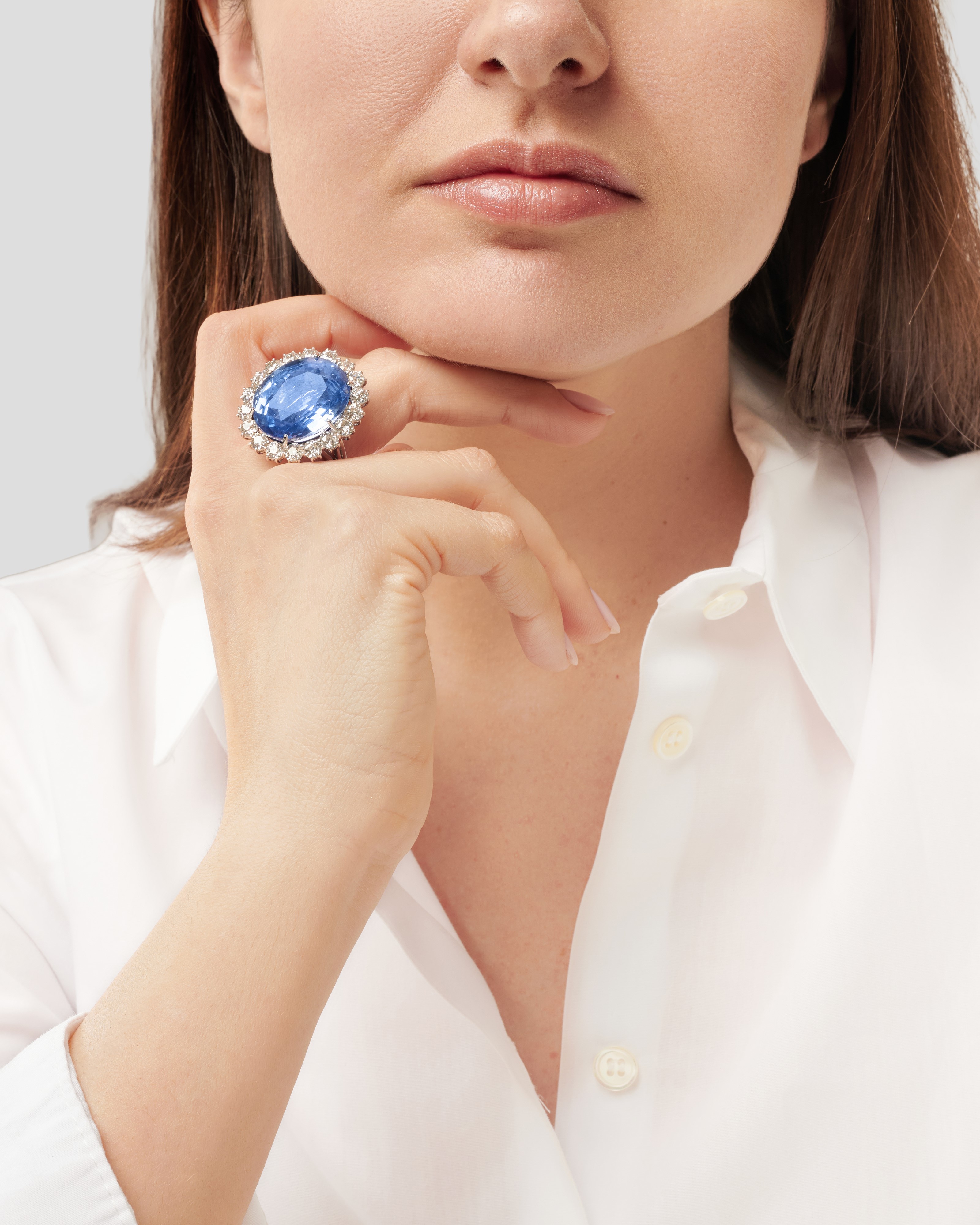 Anello con grande zaffiro Burma no heat e diamanti, in oro bianco 18k