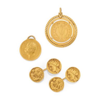 Lotto di gioielli, polsini in oro giallo 18k con figure greche ad altorilievo e pendenti con meda...