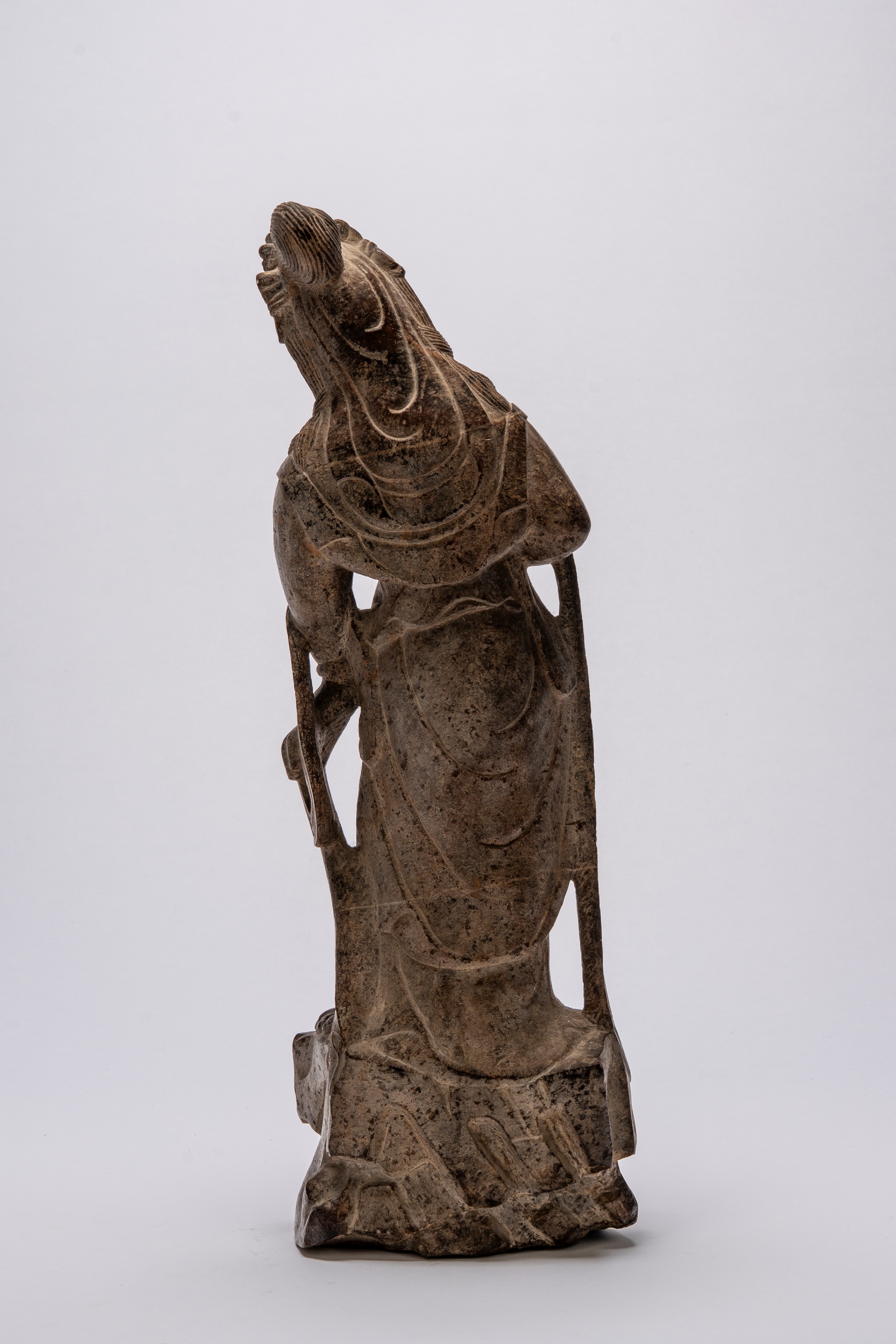 Figura scolpita in pietra raffigurante bodhisattva Guanyin in stile tardo Tang/Song, Cina