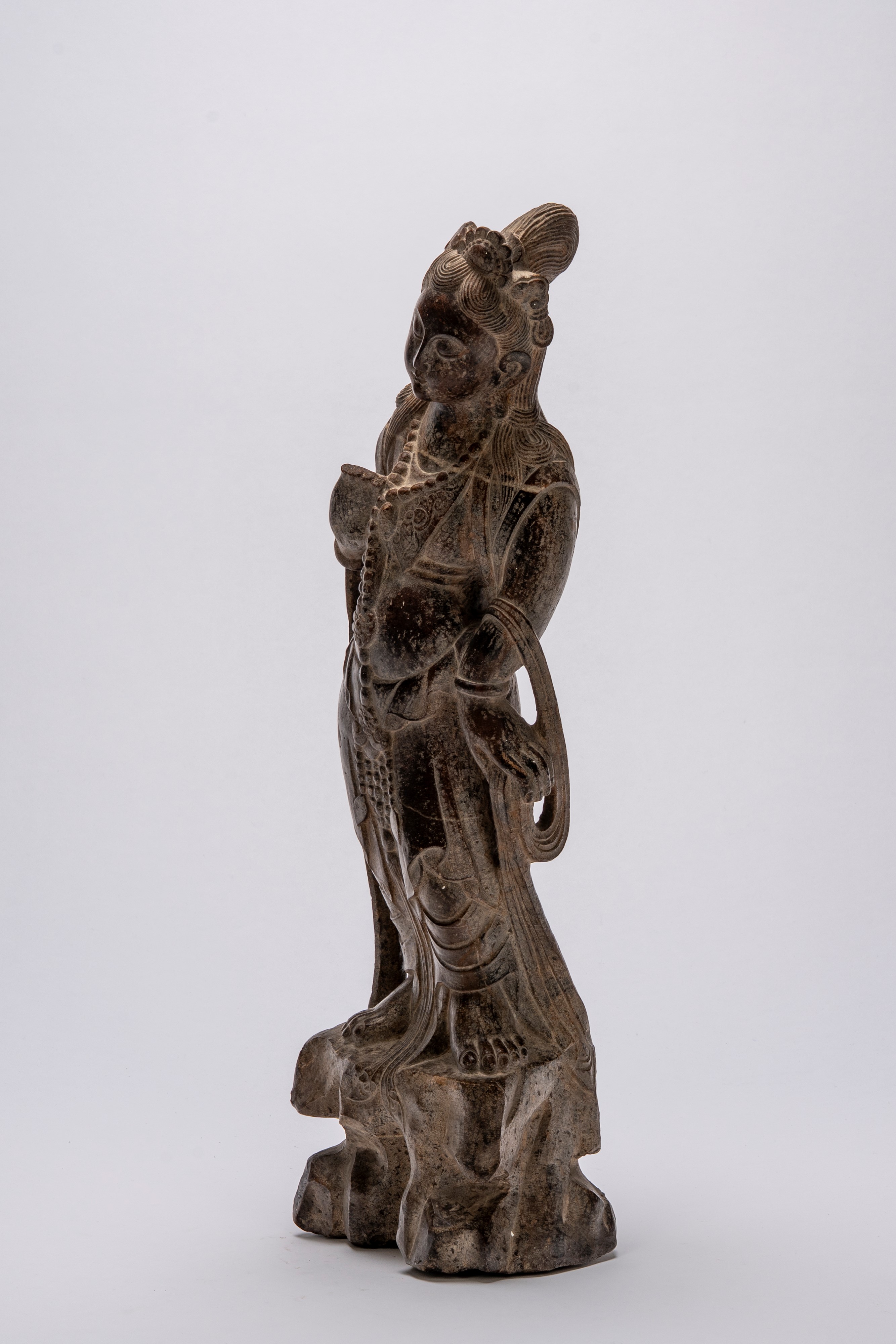 Figura scolpita in pietra raffigurante bodhisattva Guanyin in stile tardo Tang/Song, Cina