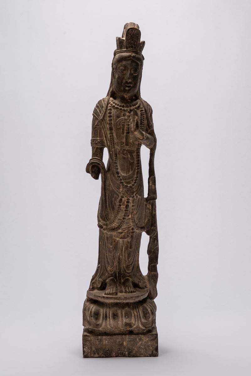 Figura scolpita in pietra raffigurante bodhisattva in stile antico epoca Sui/Tang, Cina