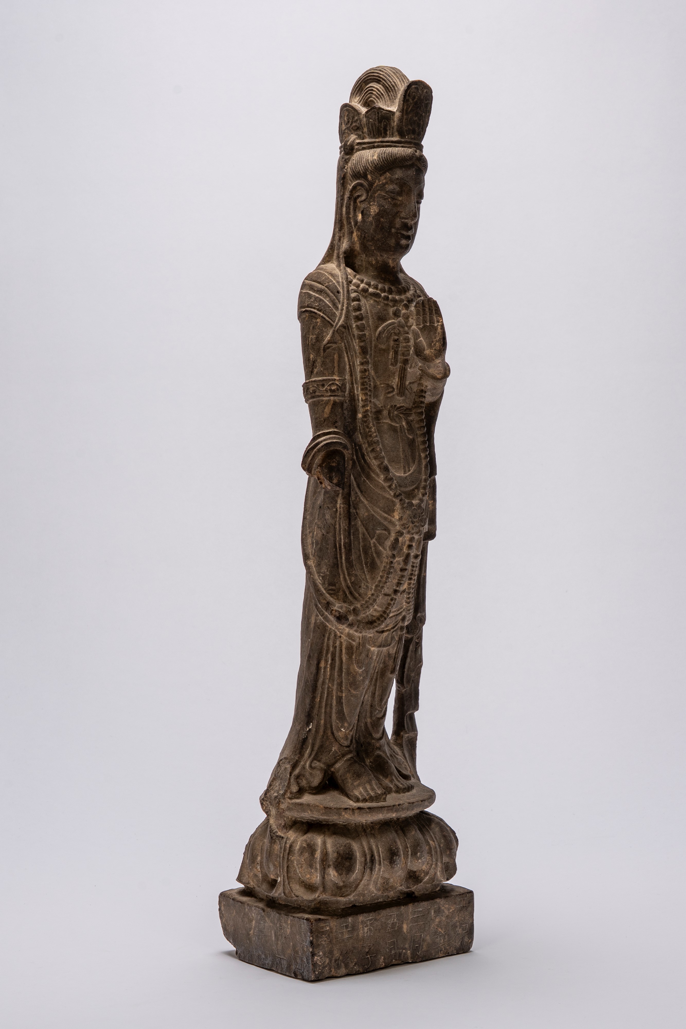 Figura scolpita in pietra raffigurante bodhisattva in stile antico epoca Sui/Tang, Cina