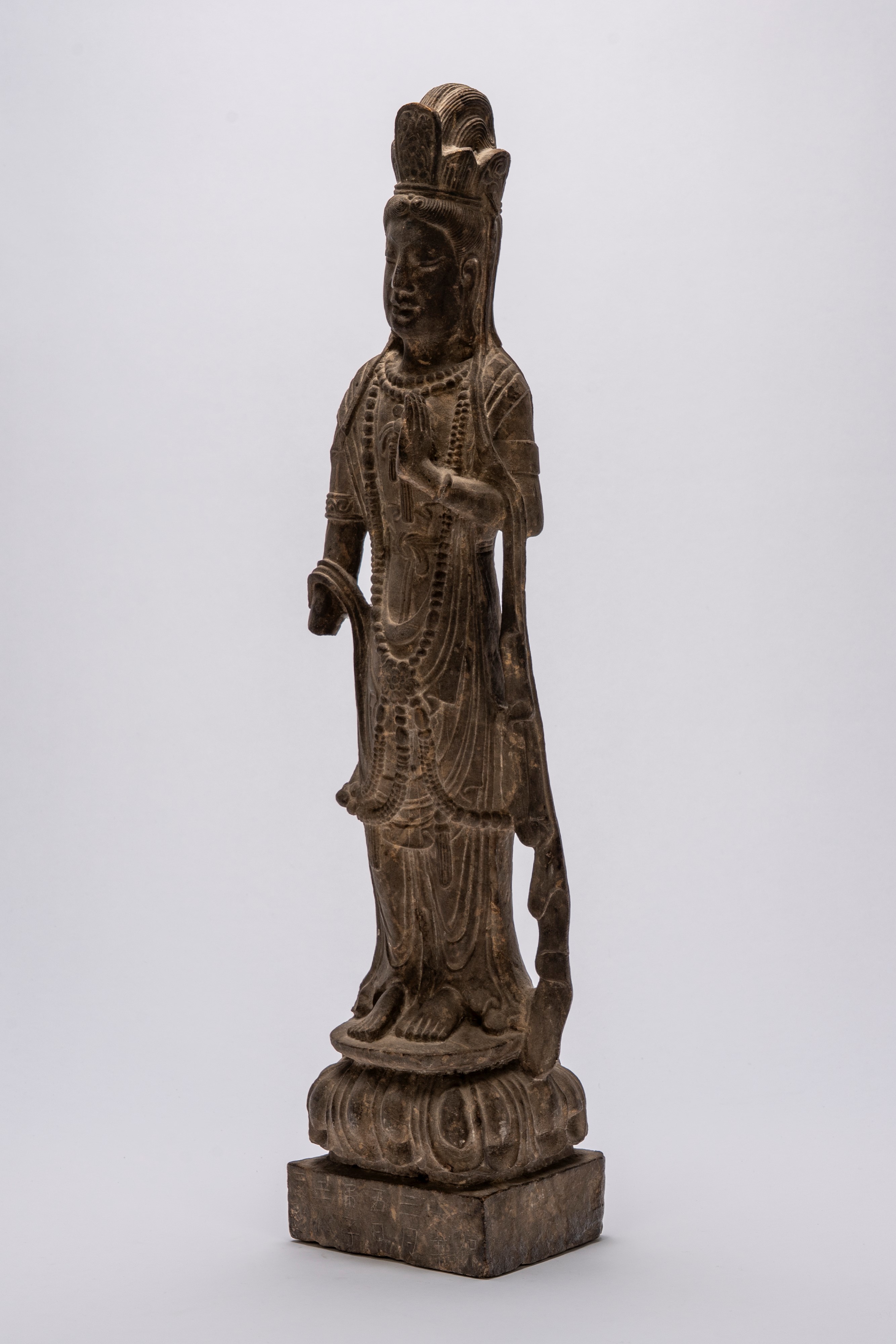 Figura scolpita in pietra raffigurante bodhisattva in stile antico epoca Sui/Tang, Cina