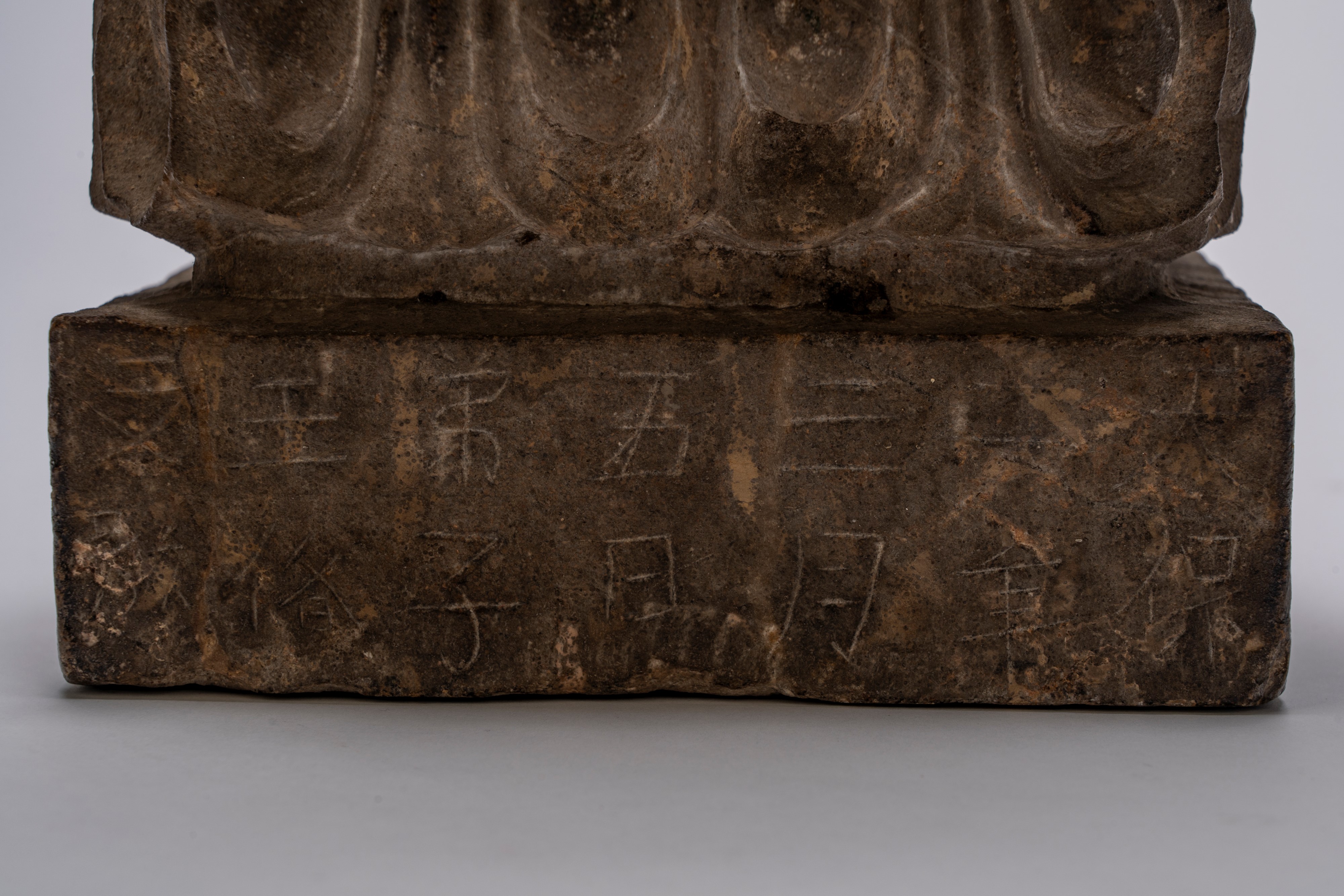 Figura scolpita in pietra raffigurante bodhisattva in stile antico epoca Sui/Tang, Cina