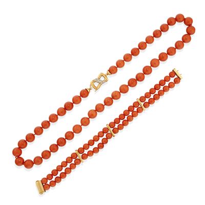Demi-parure con corallo, in oro giallo 18k: collana a un filo e bracciale a due fili