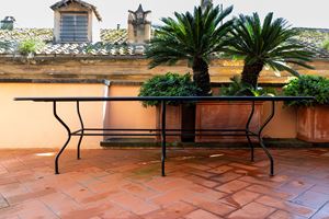 Tavolo con piano rettangolare in ferro battuto da giardino o da interno 