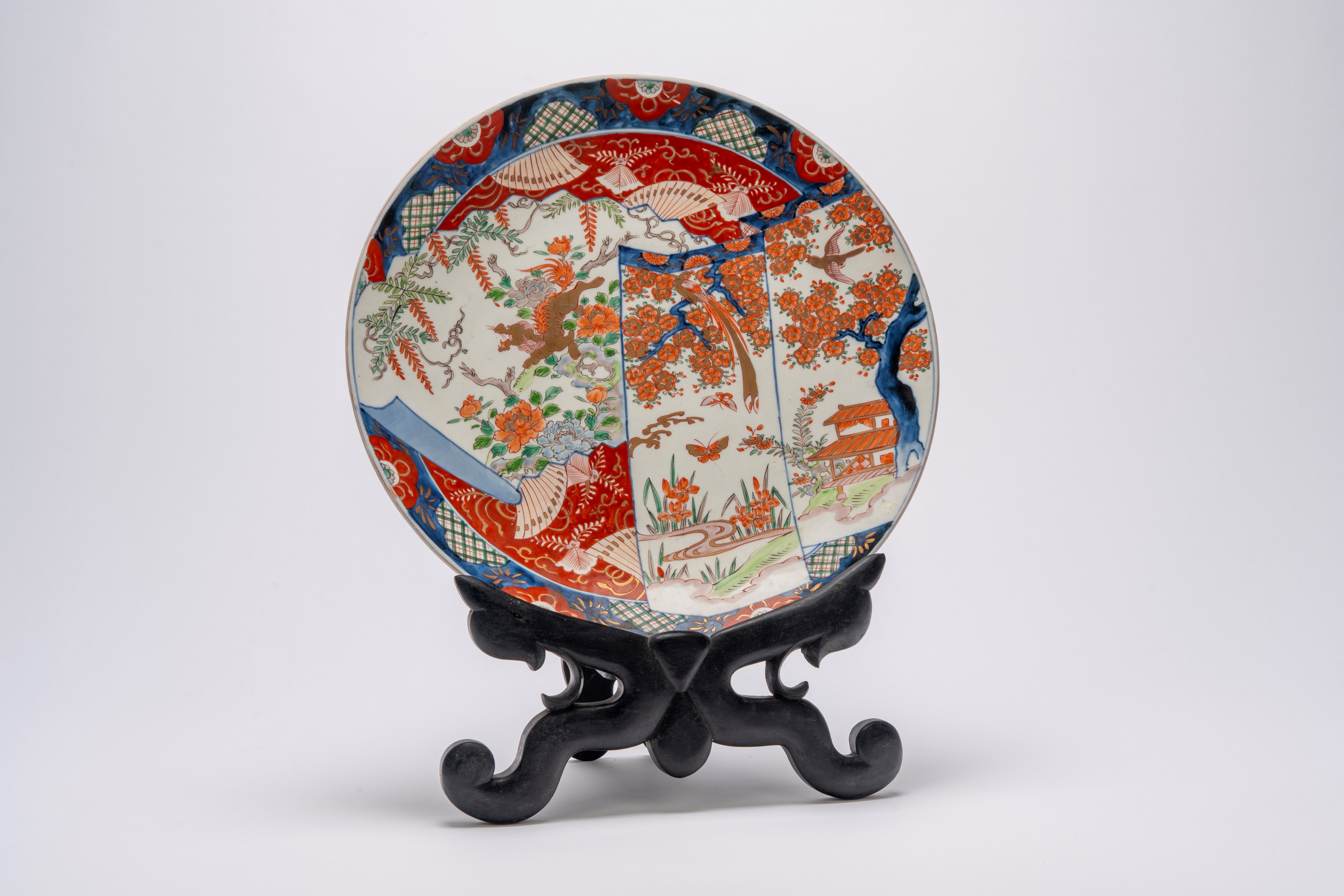 Coppia di piatti da parata Imari, Giappone, periodo Meiji, fine XIX secolo, policromia blu cobalt...