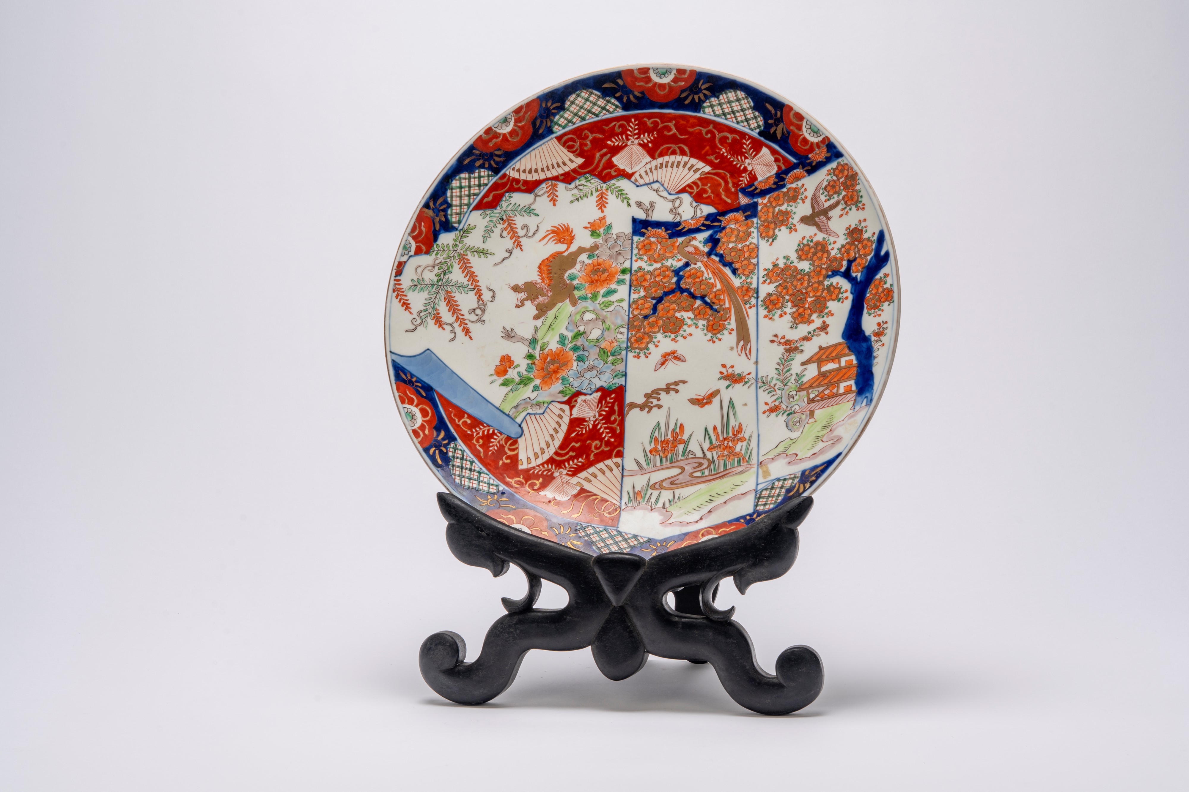Coppia di piatti da parata Imari, Giappone, periodo Meiji, fine XIX secolo, policromia blu cobalt...