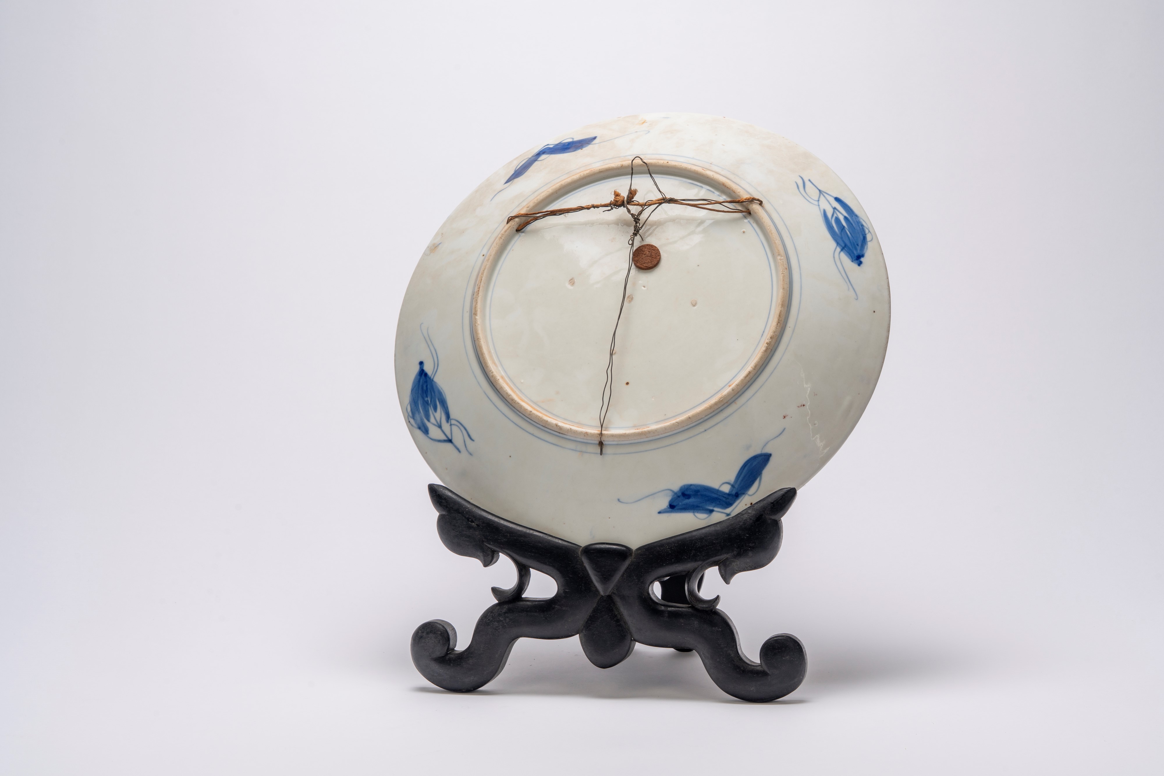 Coppia di piatti da parata Imari, Giappone, periodo Meiji, fine XIX secolo, policromia blu cobalt...
