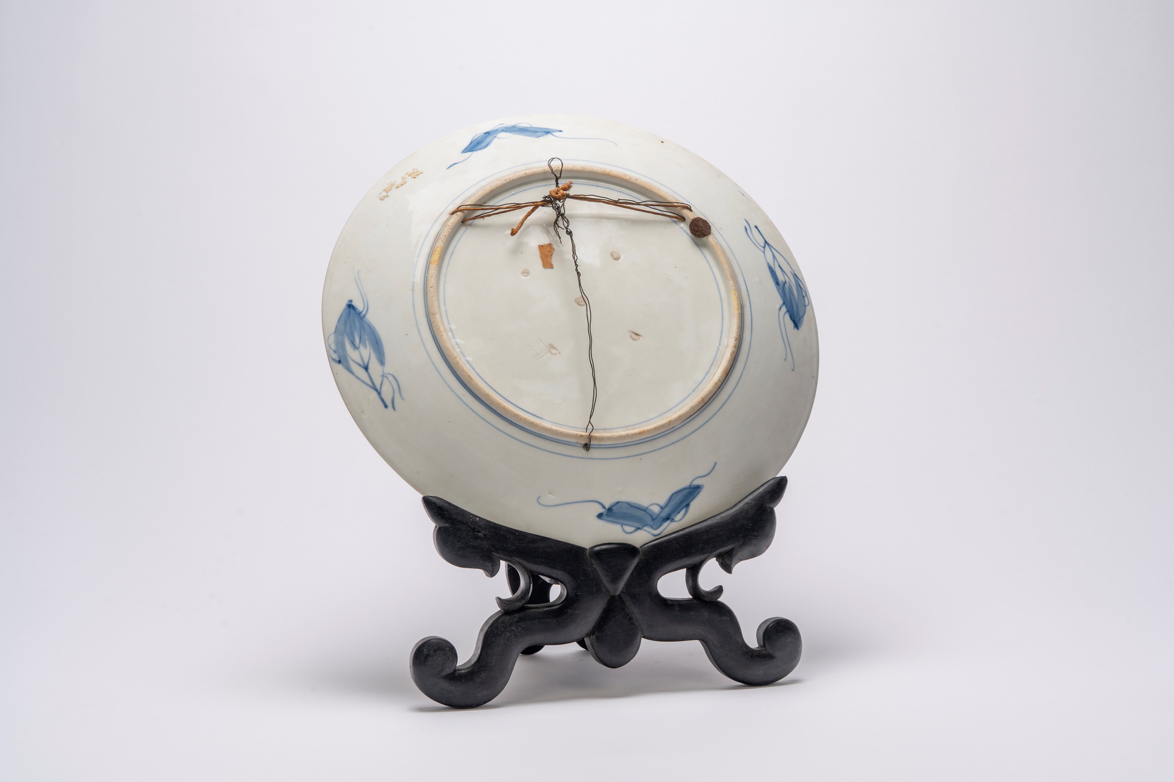 Coppia di piatti da parata Imari, Giappone, periodo Meiji, fine XIX secolo, policromia blu cobalt...