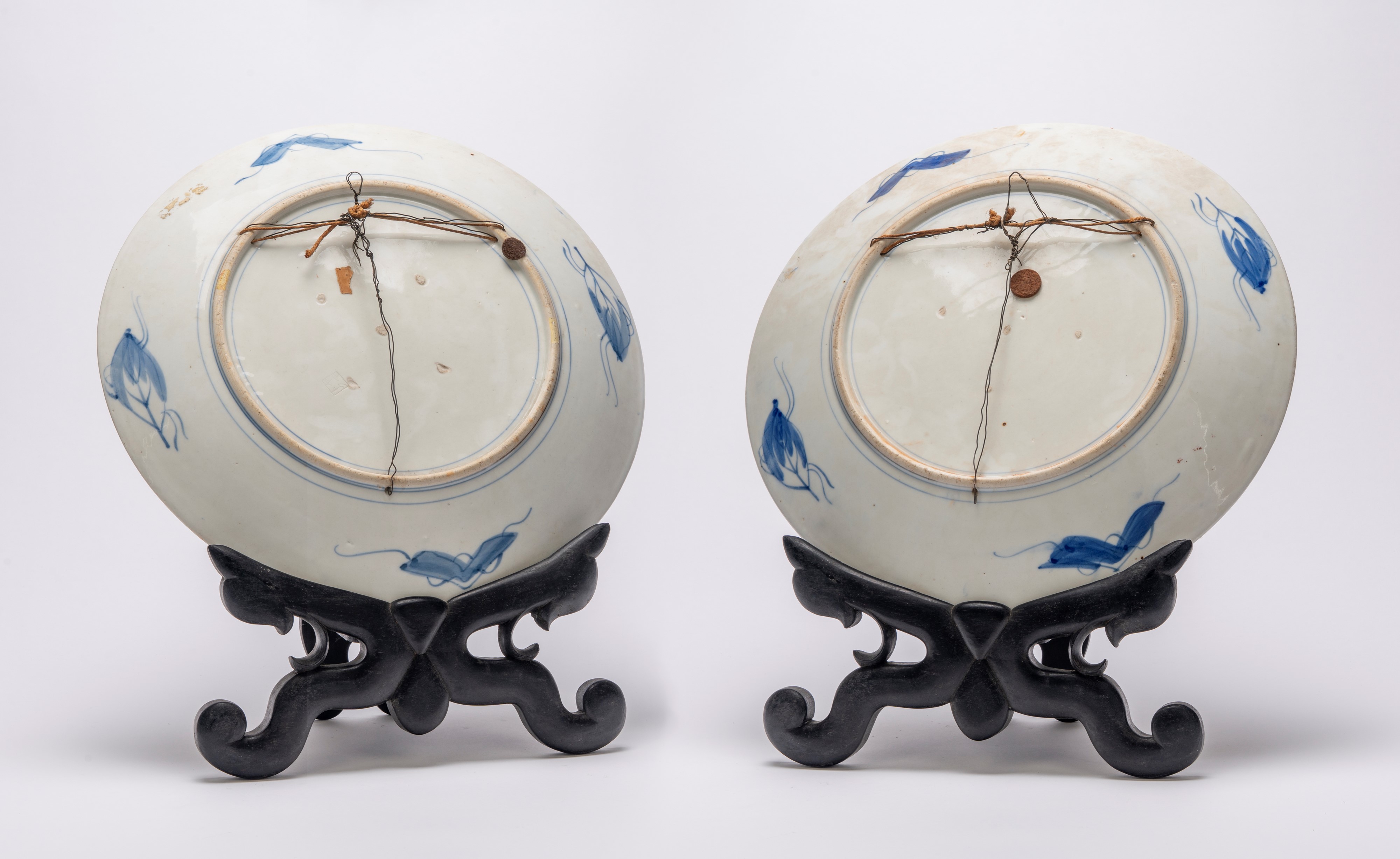 Coppia di piatti da parata Imari, Giappone, periodo Meiji, fine XIX secolo, policromia blu cobalt...